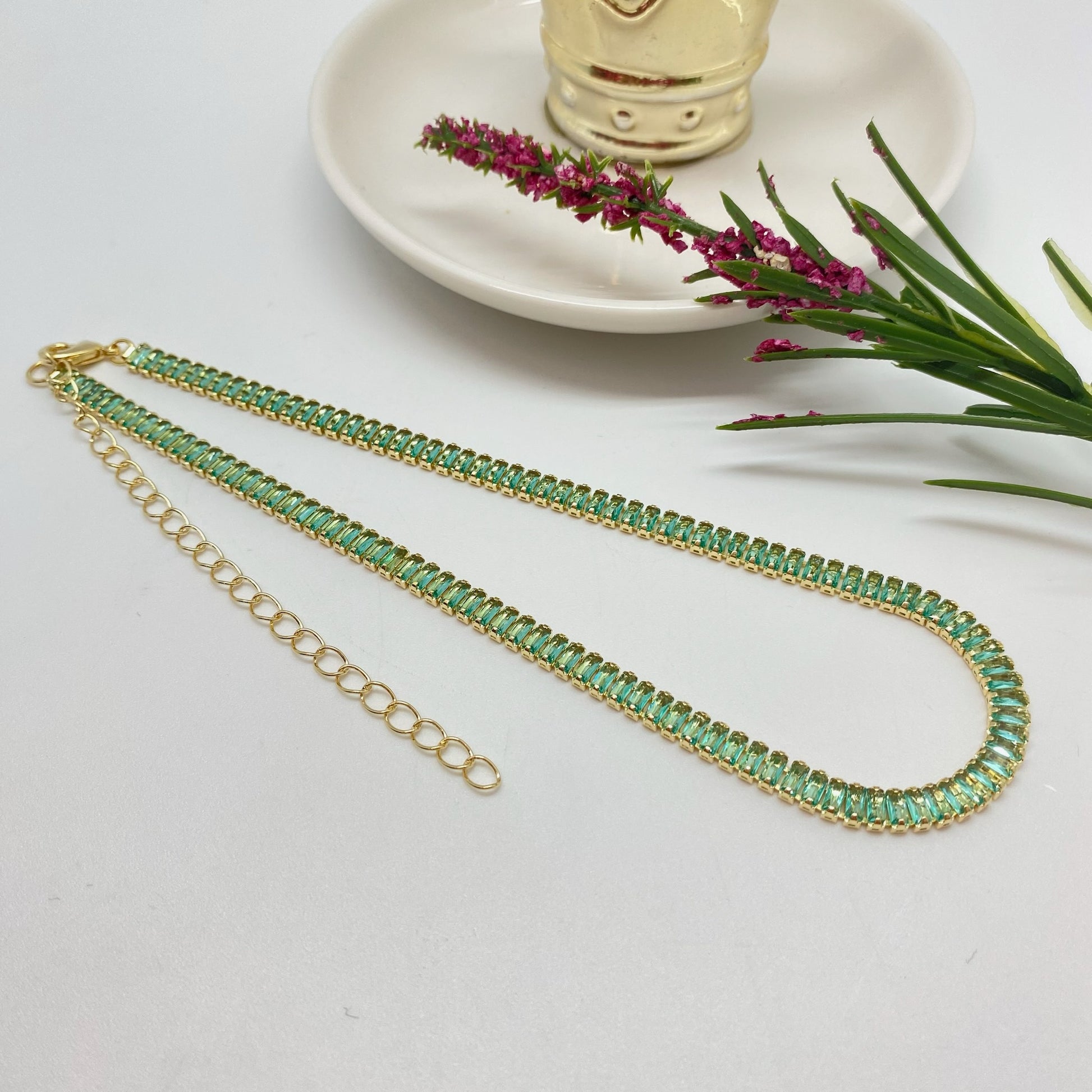 CO197 Collar Chocker Cristales Verde Light Baguette Largo 30 cm más Extensor de 10 cm Ancho 4.5 mm Espesor 2.8 mm Collar Terminado Baño Oro Pulseras Bañadas hecho de Bronce Bañado en Oro 18K Joyas Bañadas en Oro