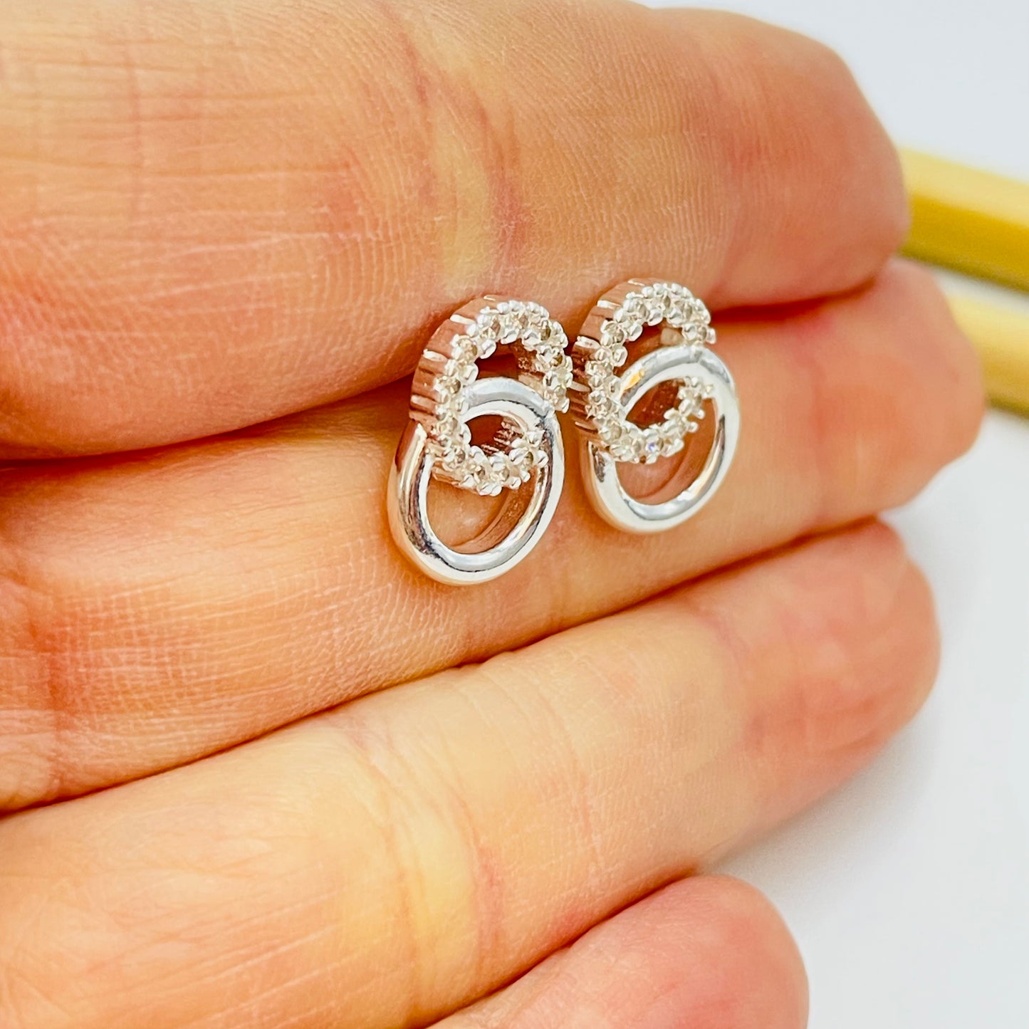 Joyas por Mayor Joyas Bañadas en Plata por Mayor Insumos para Joyas XP500 Aro 2 círculos entrelazados 1 liso y otro con circones 14 x 9.5 mm Espesor 2 mm Aro Baño Plata