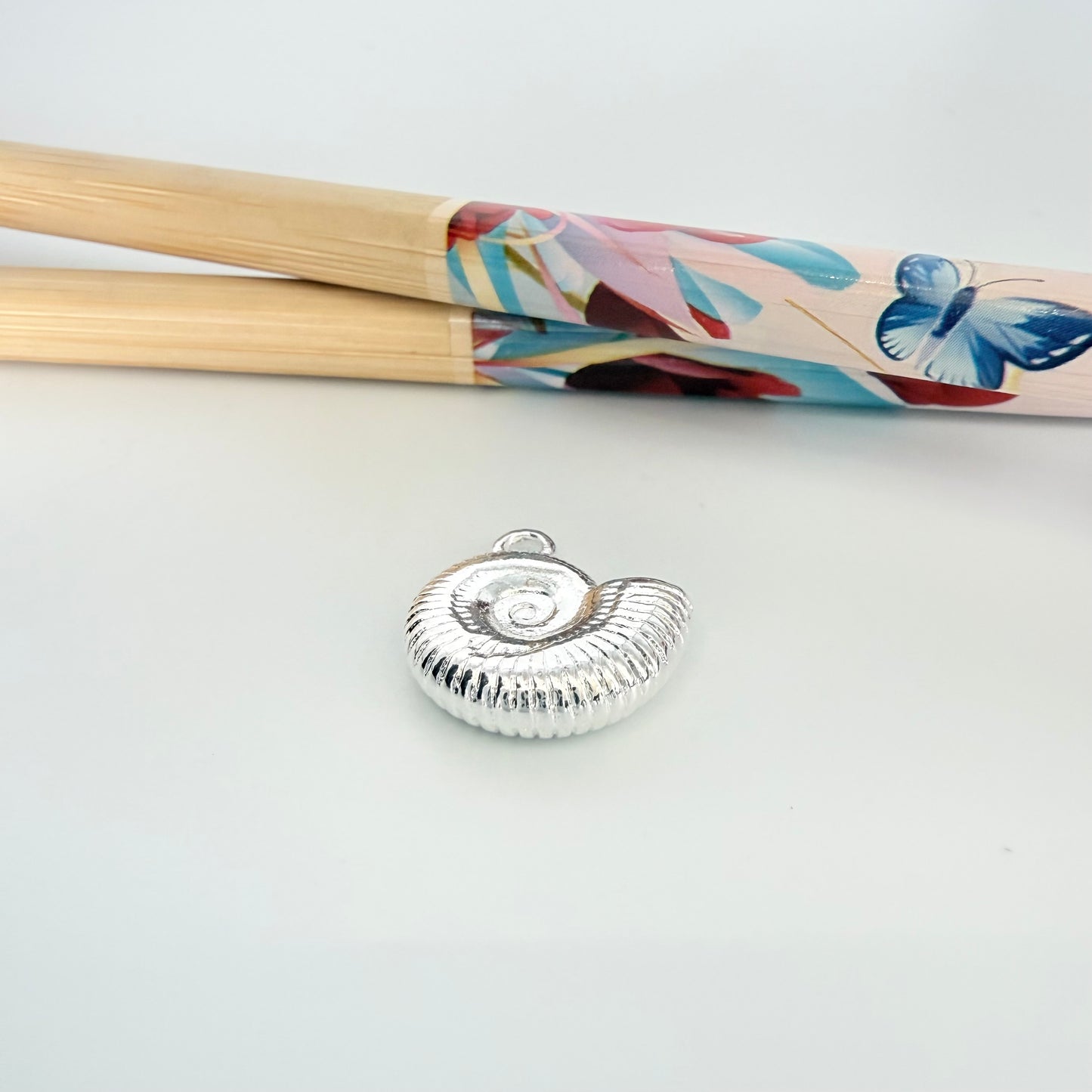 FP1271 Colgante Caracola 13 x 16 mm más argollita Espesor 4.5 mm Figura Baño Plata