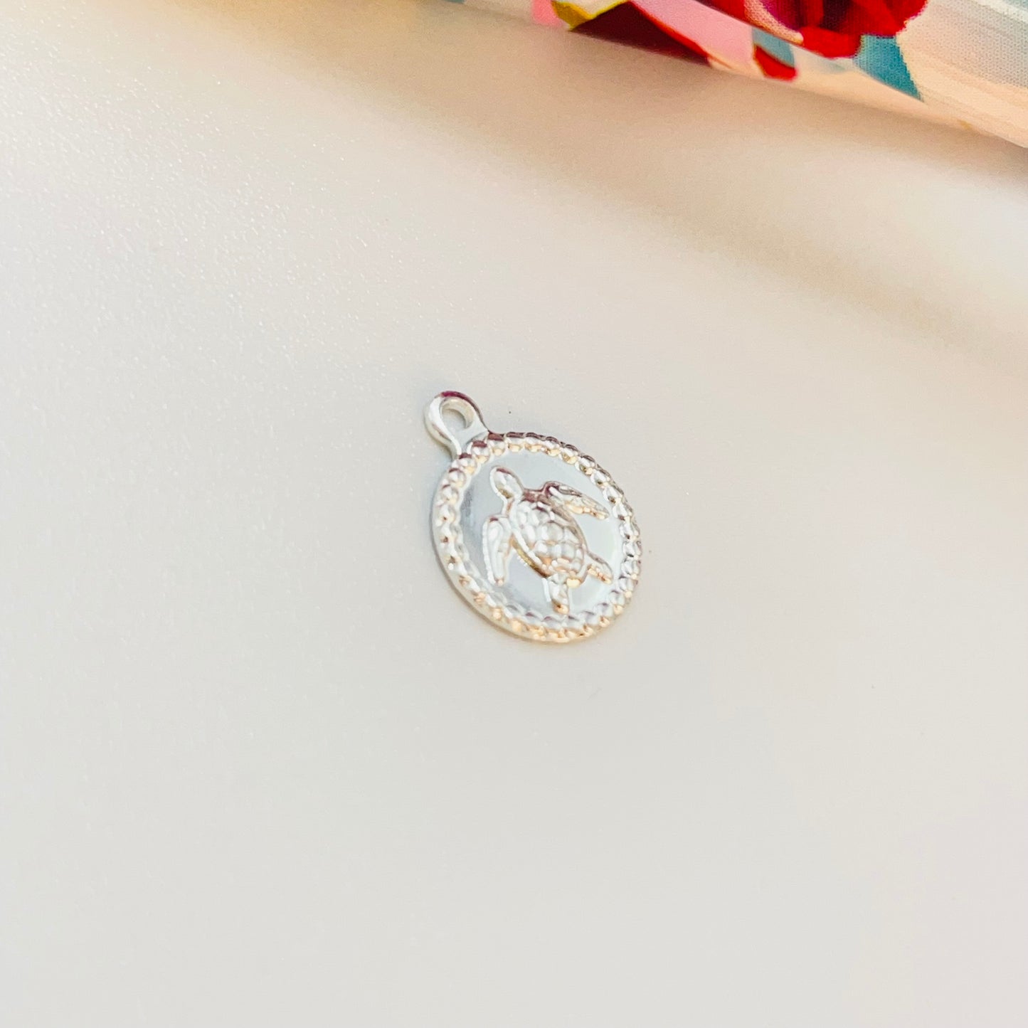 FP1196 Mini Colgante Redondo Diseños de Mar Borde Rutilado Diá. 8 mm más argollita Espesor 1 mm Figura Baño Plata