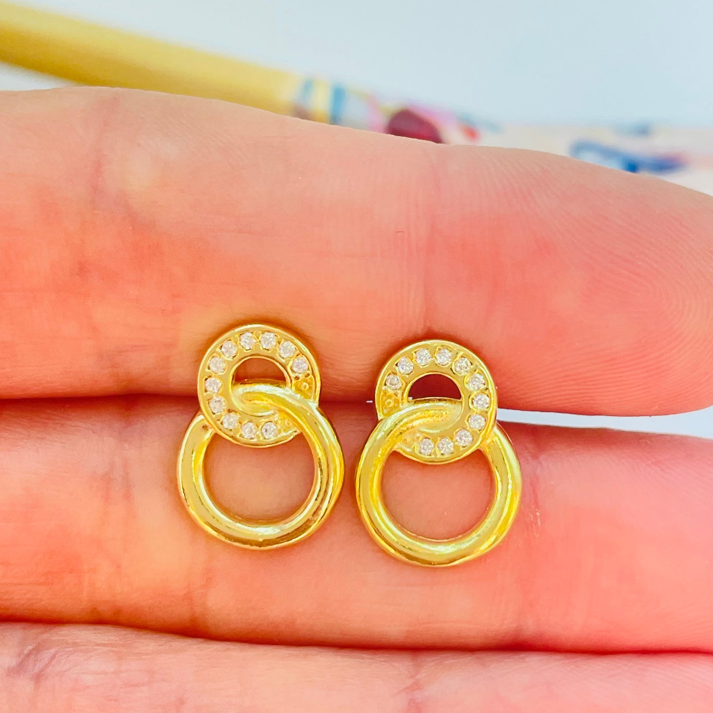 XO543 Aro 2 Círculos Calados Entrelazados 1 con circones 19 x 11 mm Espesor 1.5 mm Aro Baño Oro