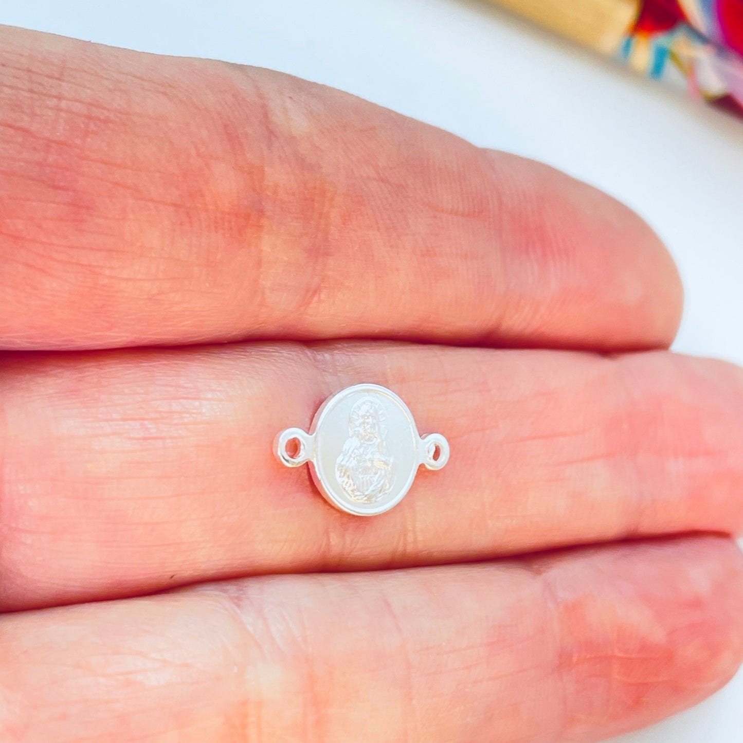 FP1200 Conector Sagrado Corazón y Virgen del Carmen Doble Faz Diá. 9 mm mas argollitas Espesor 1 mm Figura Baño Plata