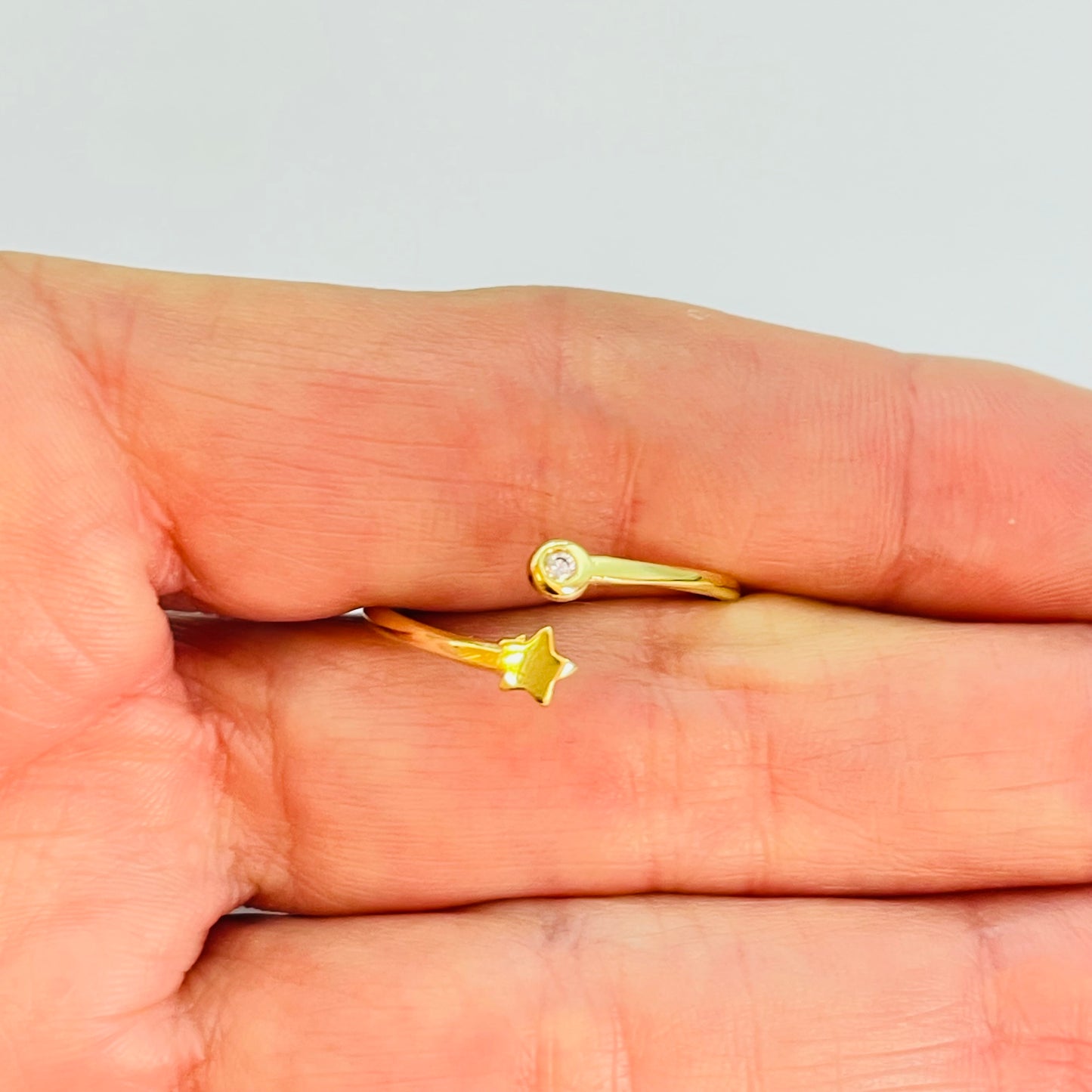WO49 Anillo Ajustable Estrella 5 mm y Punto de Luz 3.5 mm en puntas Ancho Argolla 1.5 mm Anillo Baño Oro
