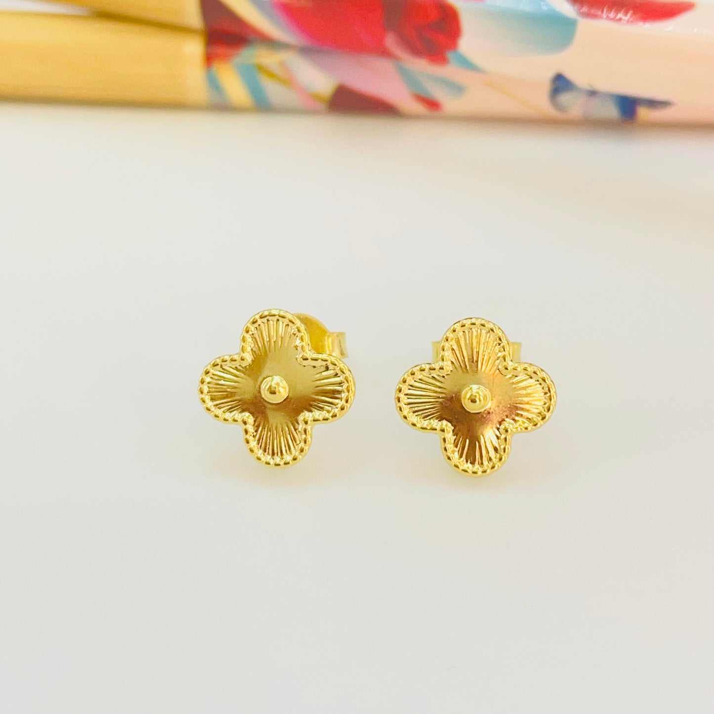 Joyas por Mayor Joyas Bañadas en Oro por Mayor Insumos para Joyas BO120 Base Trébol borde rutilado argolla posterior 10 x 10 mm Espesor 0.6 mm Base de Aro Baño Oro