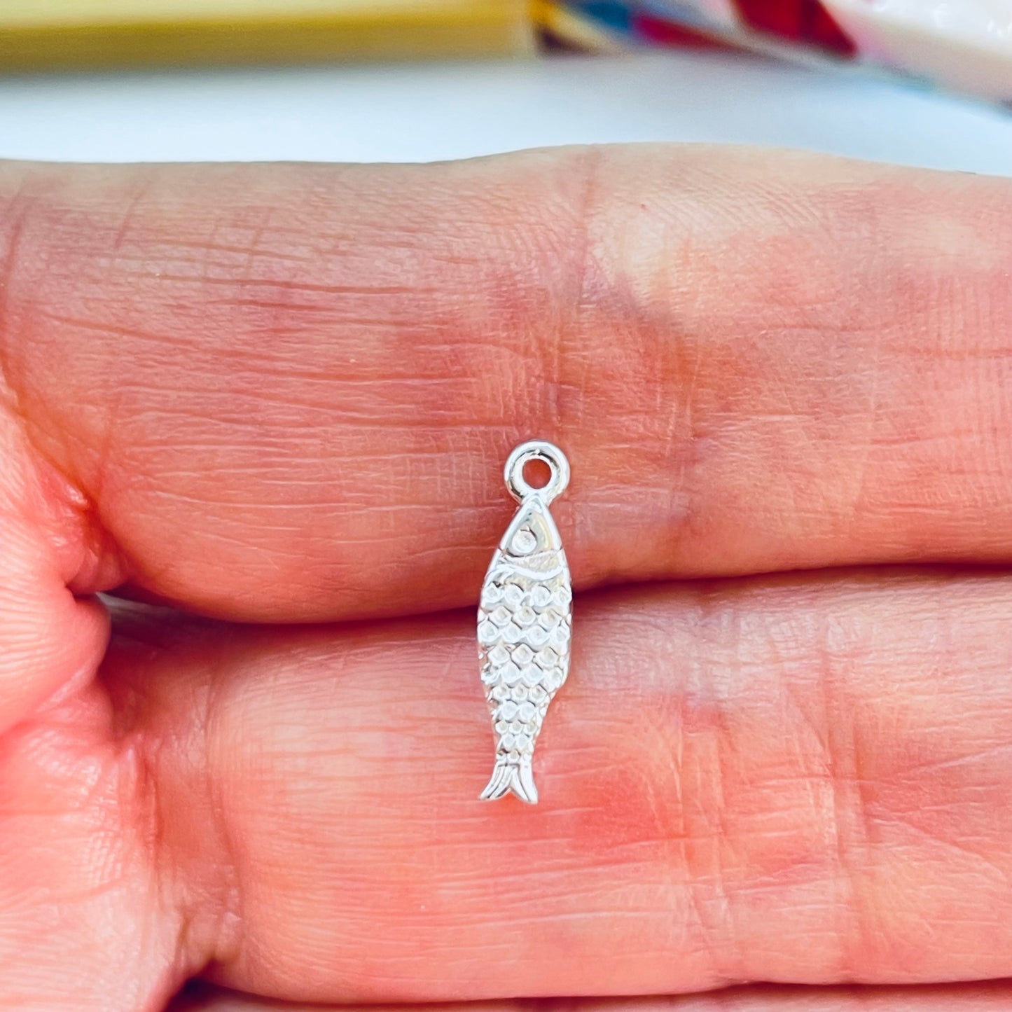 FP1232 Colgante Pez Koi 12 x 4 mm más argollita Espesor 1.5 mm Figura Baño Plata