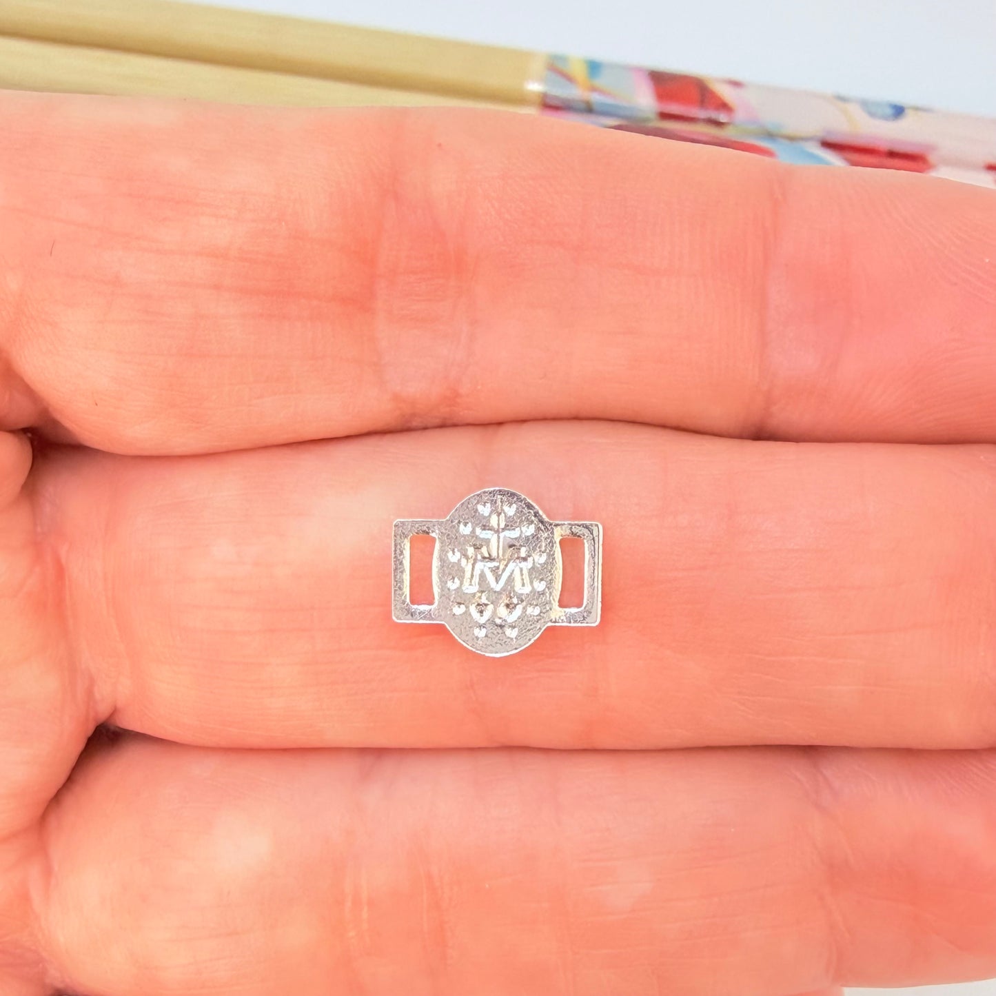 Joyas por Mayor Joyas Bañadas en Plata por Mayor Insumos para Joyas FP1251 Eslabón para pulsera Virgen de los Milagros doble faz 10 x 6.5 mm más corchetes 5 x 2.5 mm Espesor 1 mm Figura Baño Plata