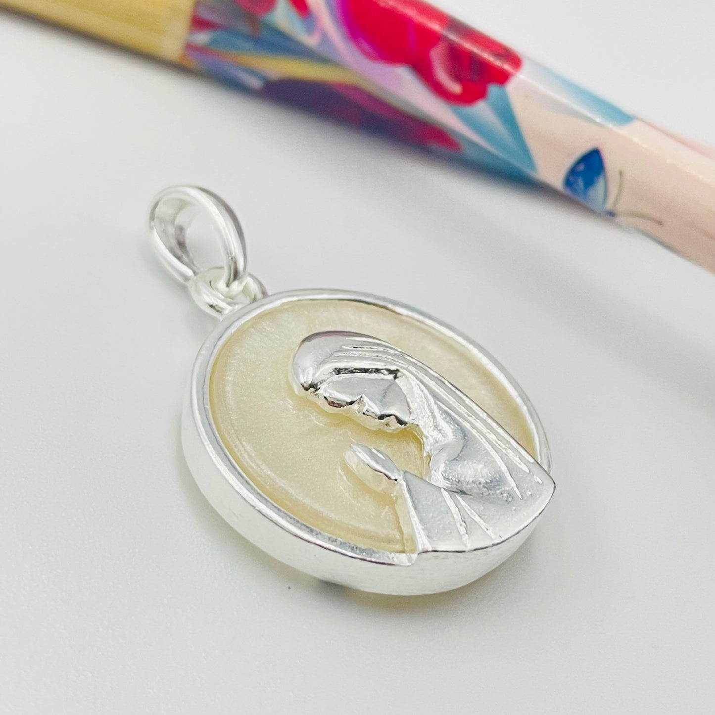 FP1051 Colgante Virgen Niña fondo Cristal diá. 23 mm más argollita más valier Figura Baño Plata