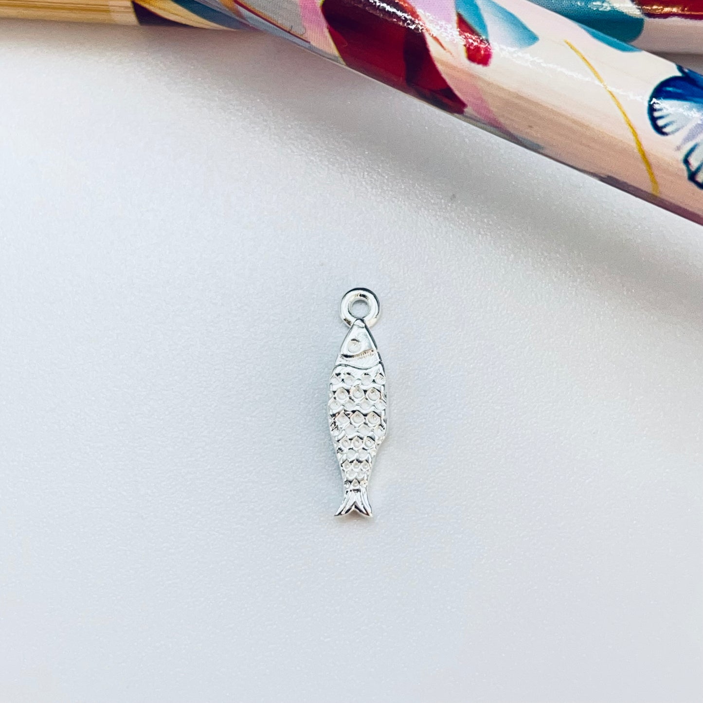 FP1232 Colgante Pez Koi 12 x 4 mm más argollita Espesor 1.5 mm Figura Baño Plata