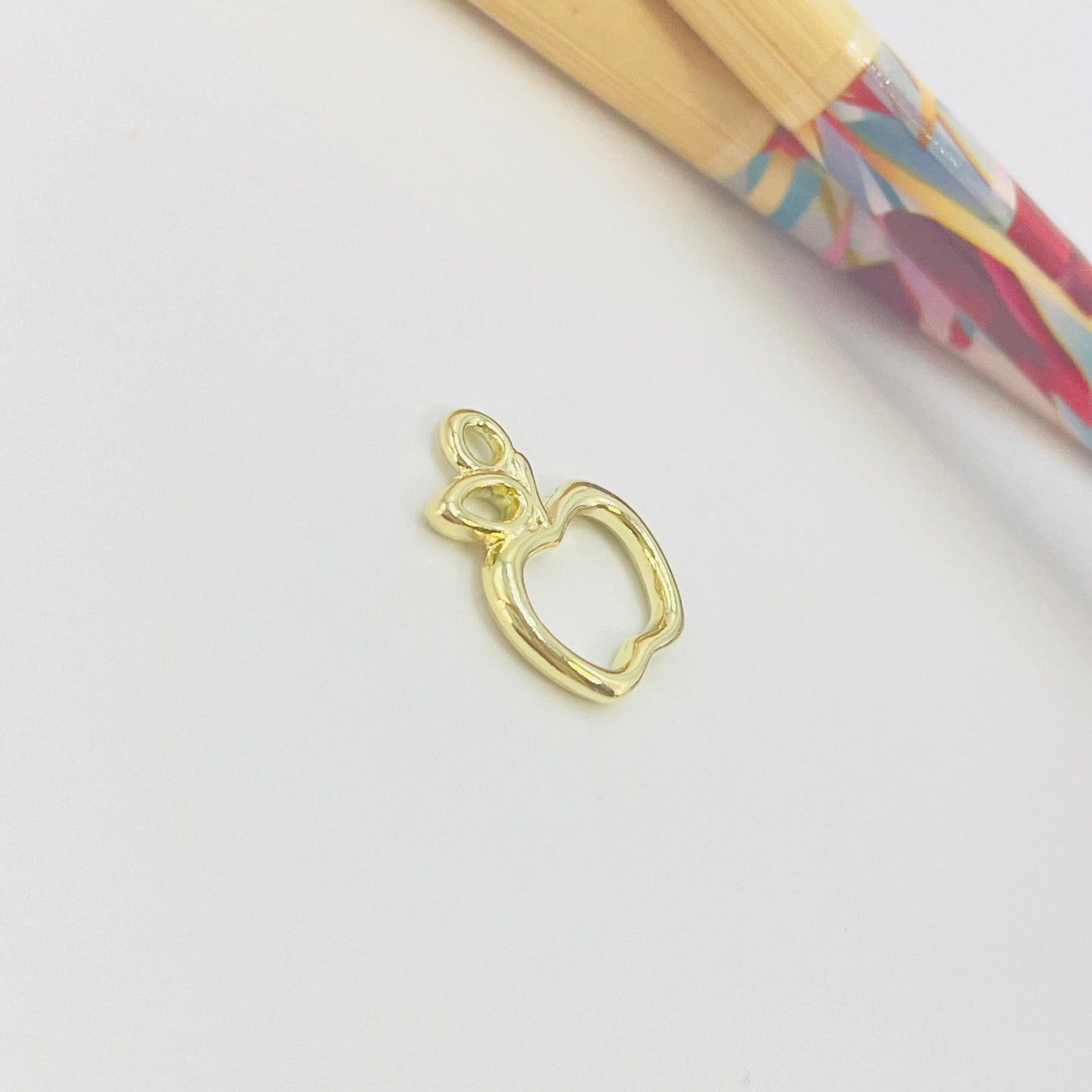 Joyas por Mayor Joyas Bañadas en Oro por Mayor Insumos para Joyas FO1165 Colgante Manzana 16 x 13 mm Espesor 2 mm Figura Baño Oro