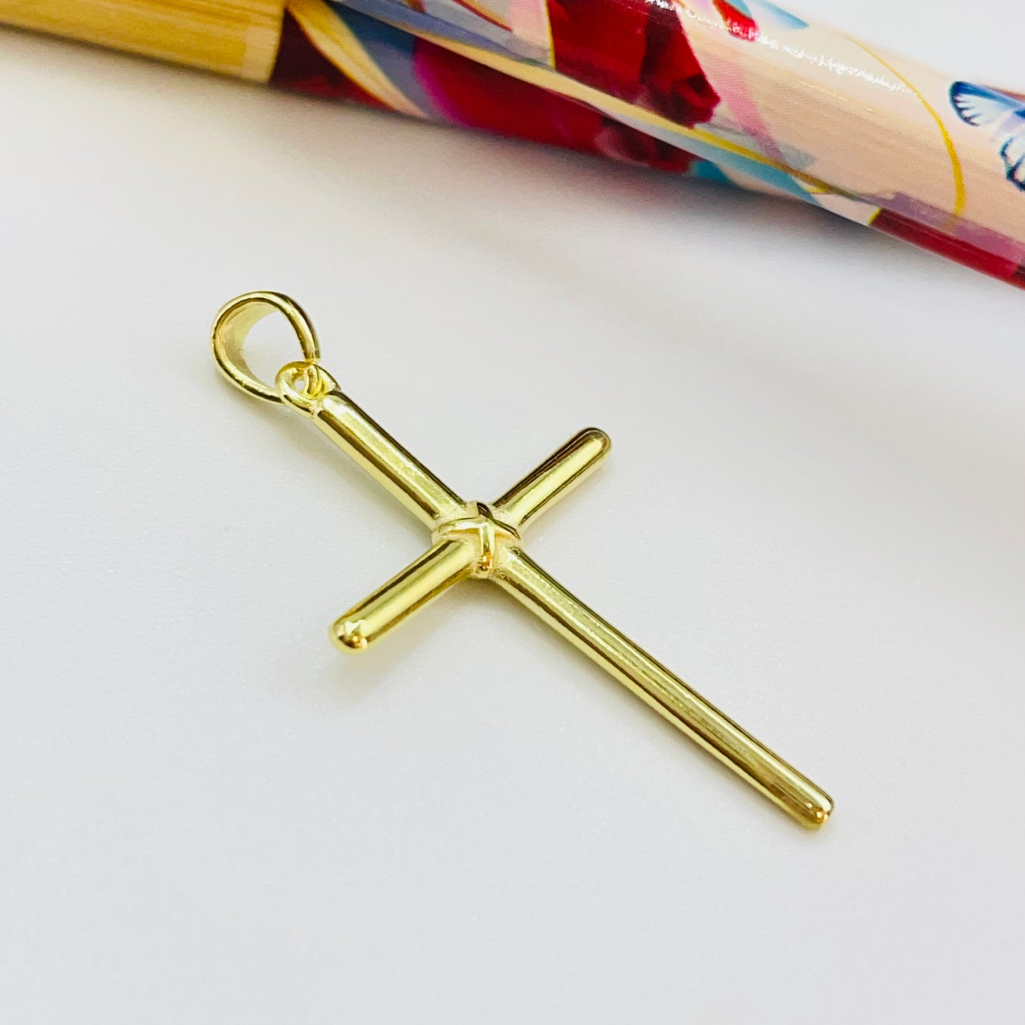FO1217 Colgante Cruz 31 x 19 mm más valier de 6 mm Espesor Ancho 2 mm Espesor 1.5 mm Figura Baño Oro