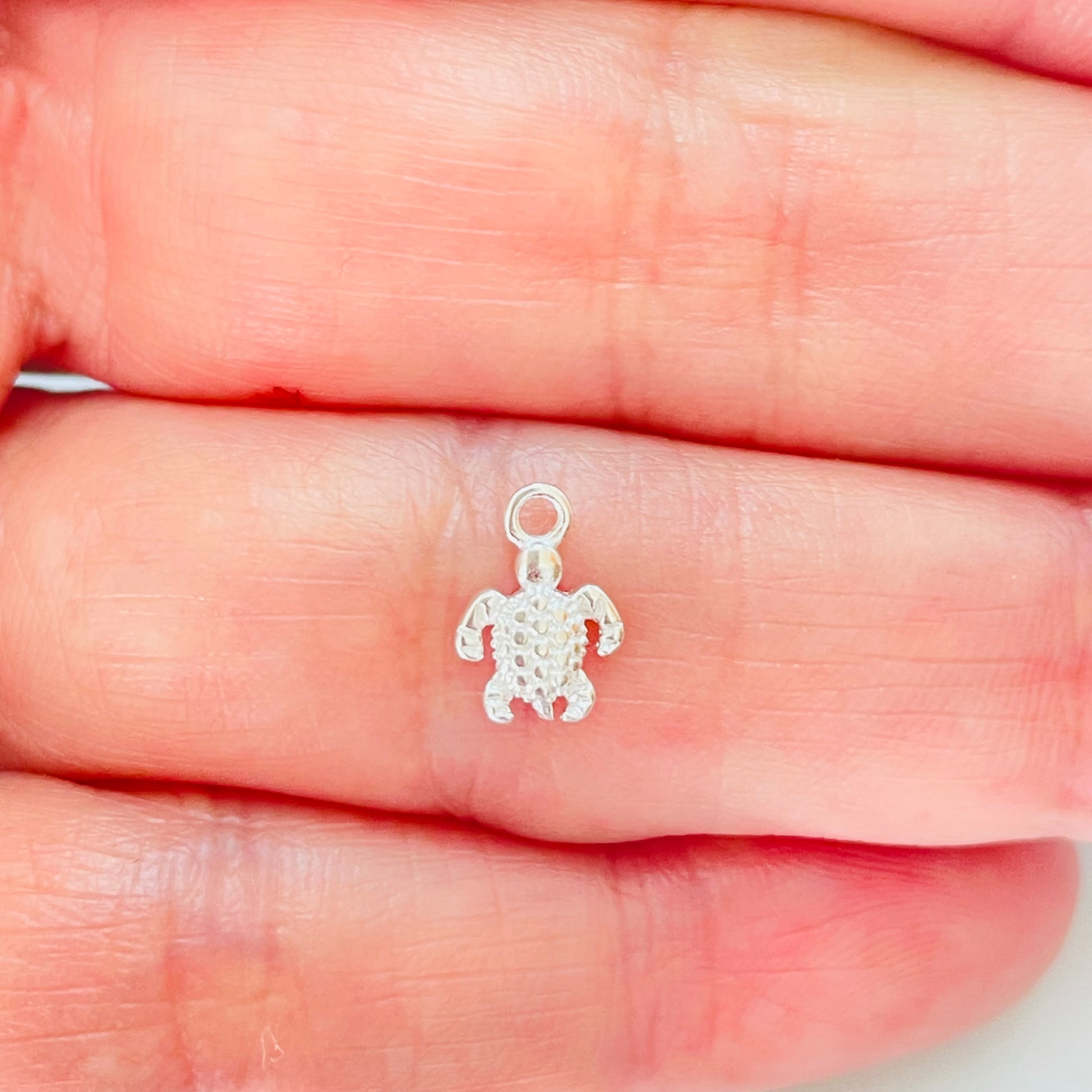 Joyas por Mayor Joyas Bañadas en Plata por Mayor Insumos para Joyas FP1169 Colgante Mini Tortuga Texturada 7 x 7 mm más argollita Espesor 2 mm Figura Baño Plata