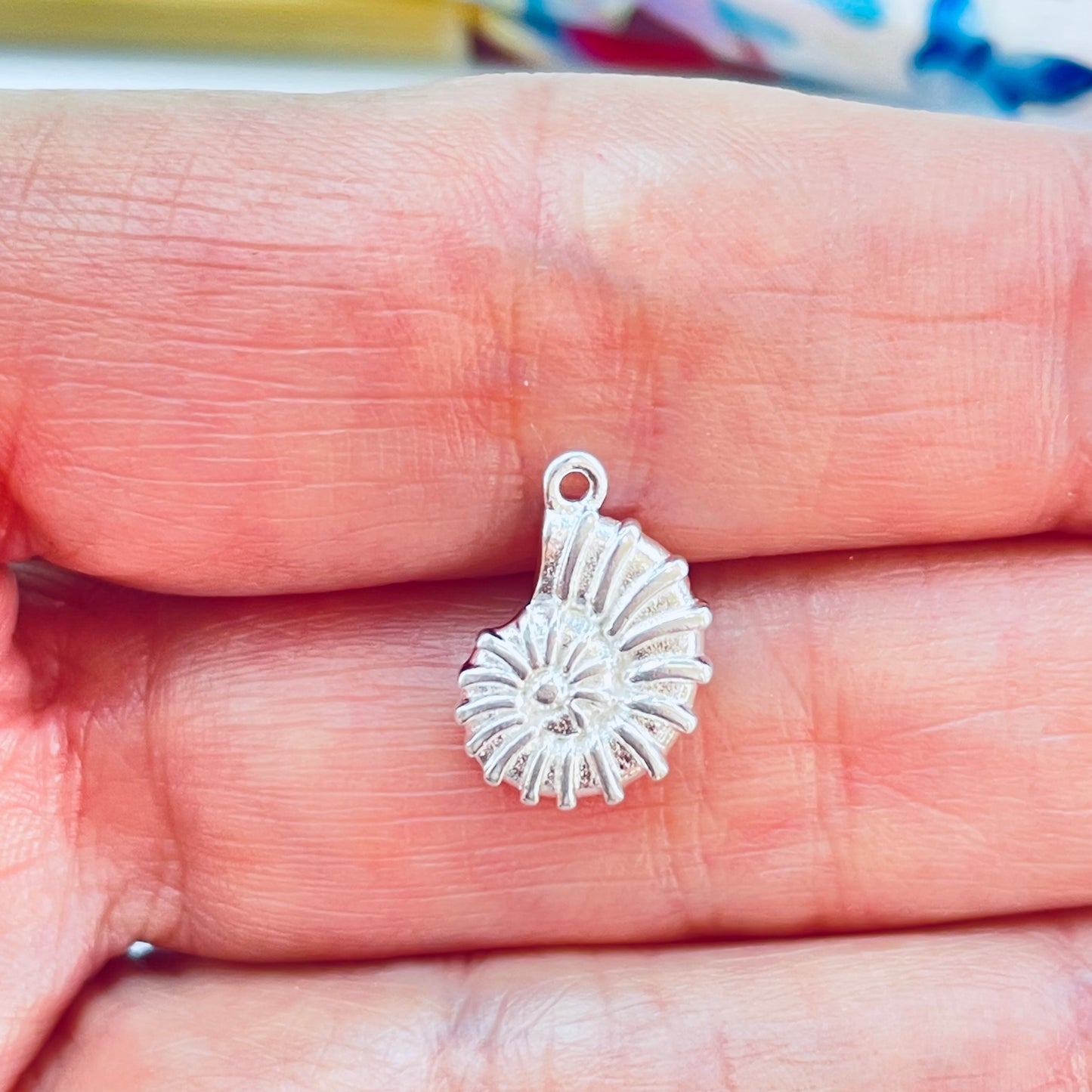 FP1235 Colgante Caracol 12 x 10 mm más argollita Espesor 1.8 mm Figura Baño Plata
