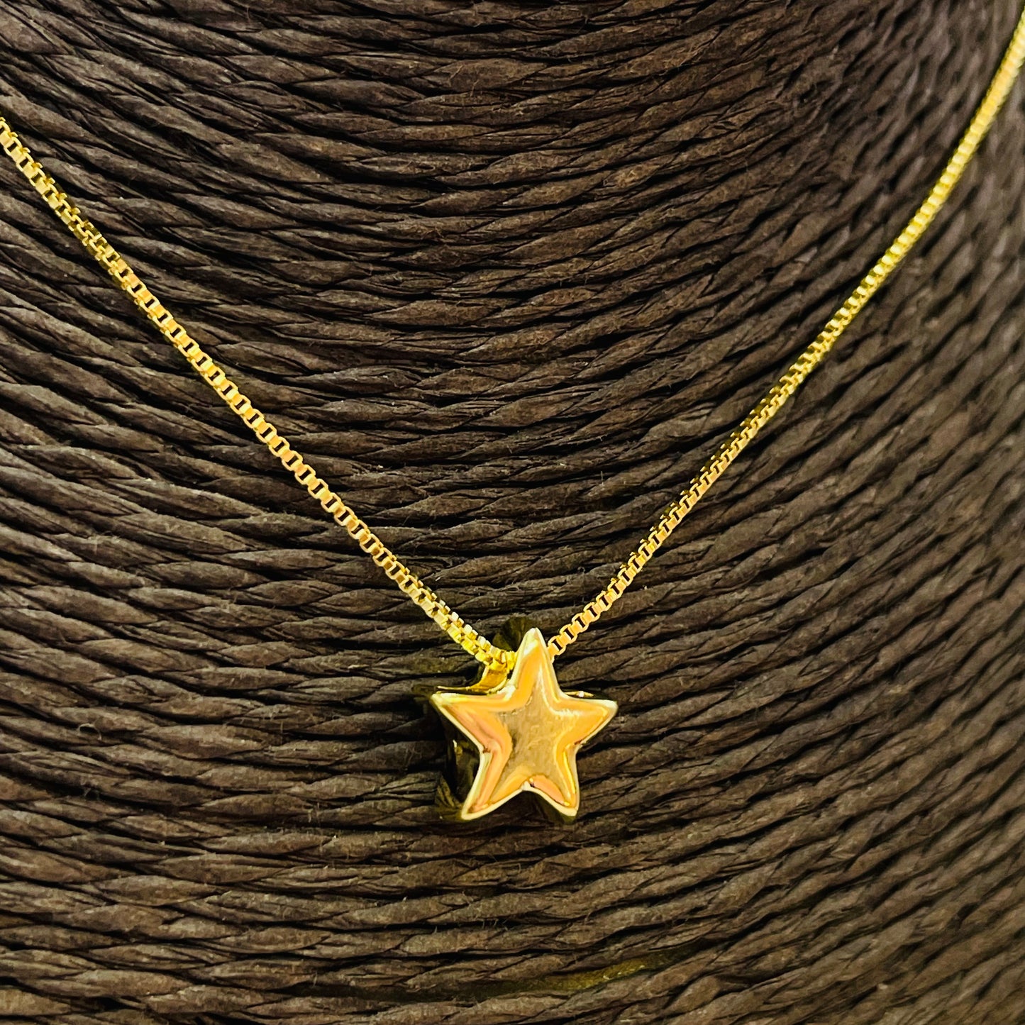 CO184 Collar con Estrella pasada Cadena veneciana 1 mm Estrella doble faz lisa y martelada 10 mm espesor 4 mm Largo 40 cm más extensor 6 cm  Collar Terminado Baño Oro