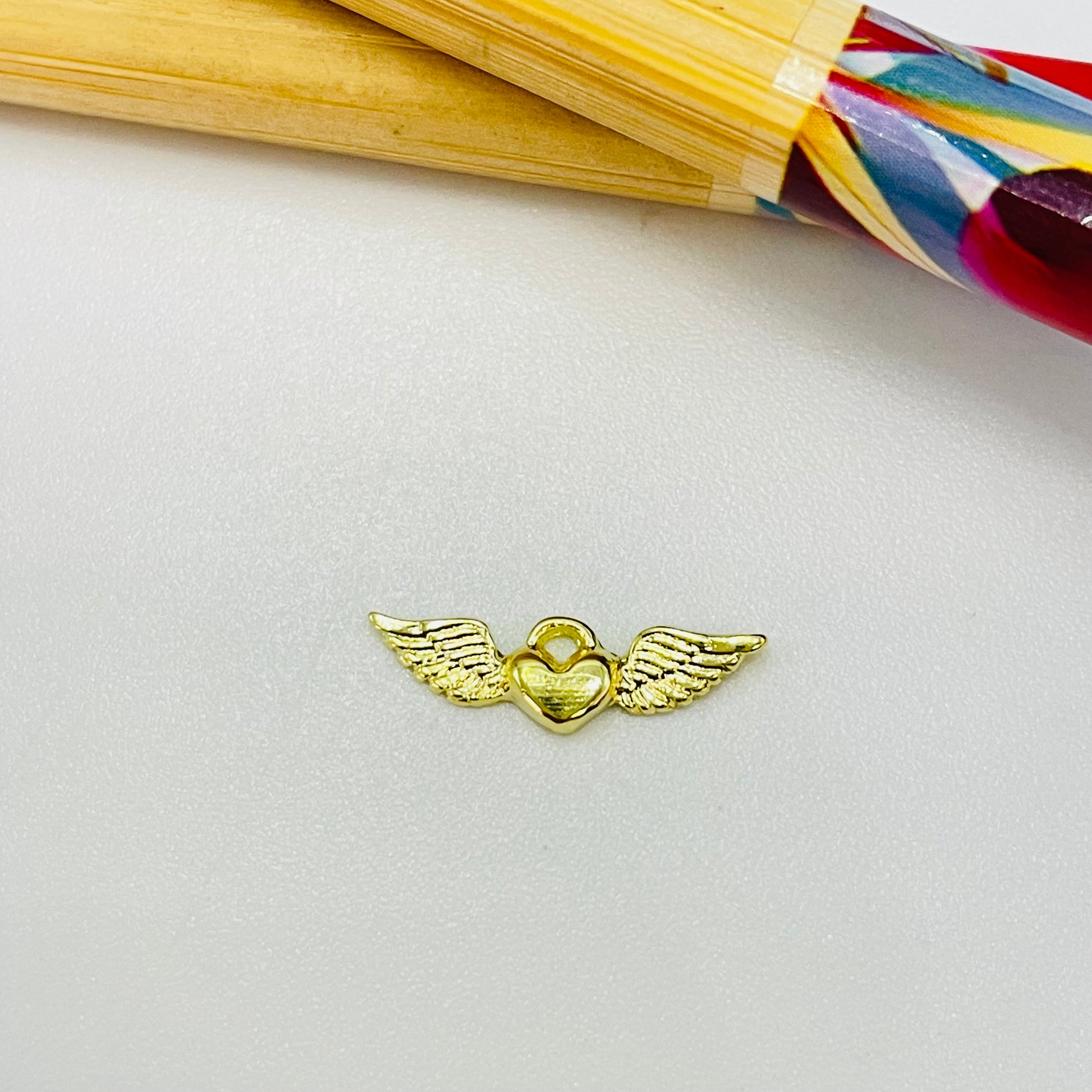 FO420 Colgante Alitas Corazón 5x20 mm Figura Baño Oro Figuras Bañadas en Oro y Plata hecho de Bronce Bañado en Oro 18K