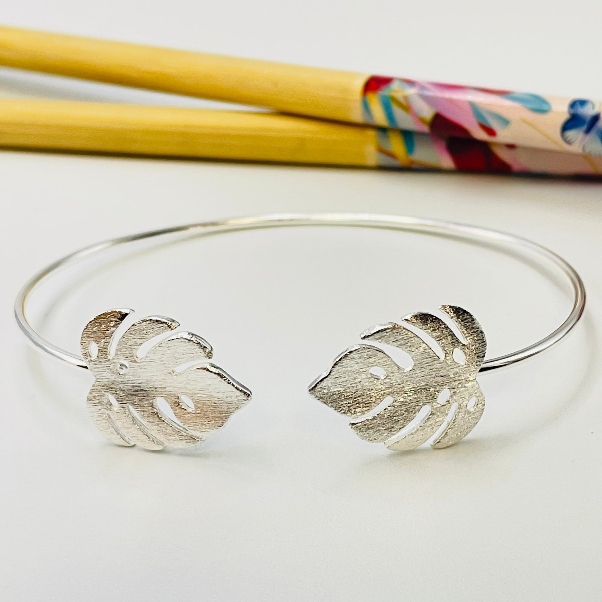 Joyas por Mayor Joyas Bañadas en Plata por Mayor Insumos para Joyas EP28 Esclava con Monstera en puntas 20 x 17 mm Diá. 65 mm espesor 1.5 mm Esclava Baño Plata
