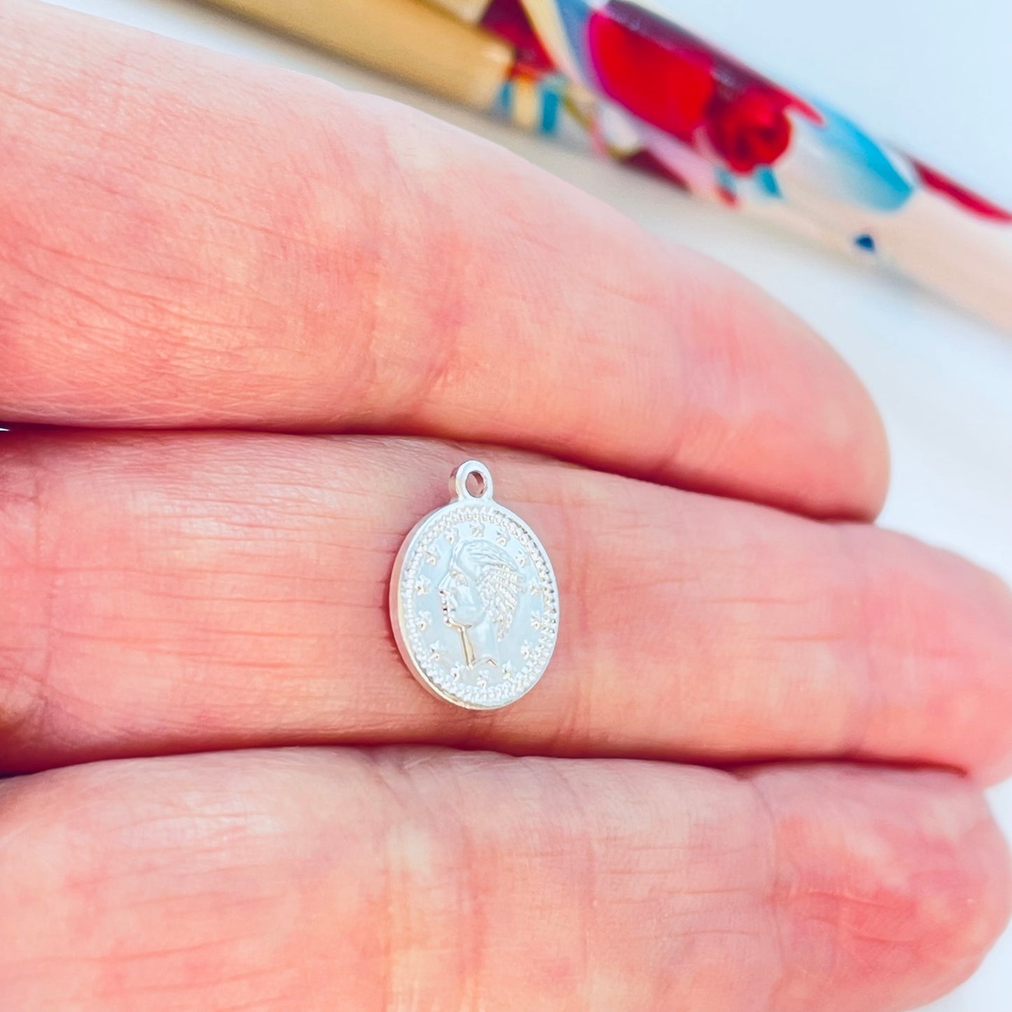 FP1194 Colgante Mini Moneda Lira Doble Faz Diá. 8 mm más argollita Espesor 1 mm Figura Baño Plata
