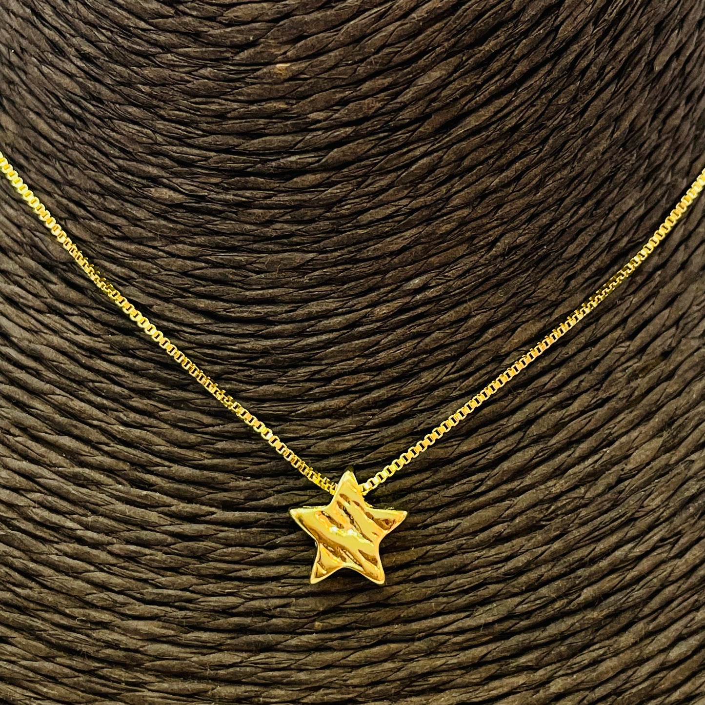 CO184 Collar con Estrella pasada Cadena veneciana 1 mm Estrella doble faz lisa y martelada 10 mm espesor 4 mm Largo 40 cm más extensor 6 cm  Collar Terminado Baño Oro