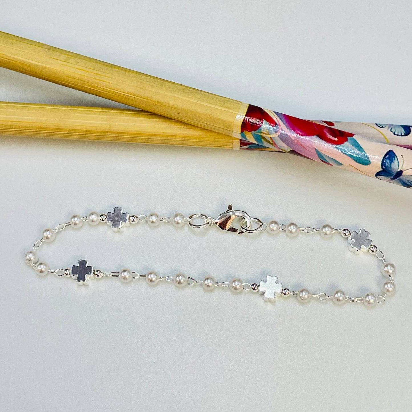 Joyas por Mayor Joyas Bañadas en Plata por Mayor Insumos para Joyas PP20 Pulsera Perlas diá. 3 mm con mini cruces 5 mm espesor 3 mm Largo 16.5 cm Pulsera Baño Plata