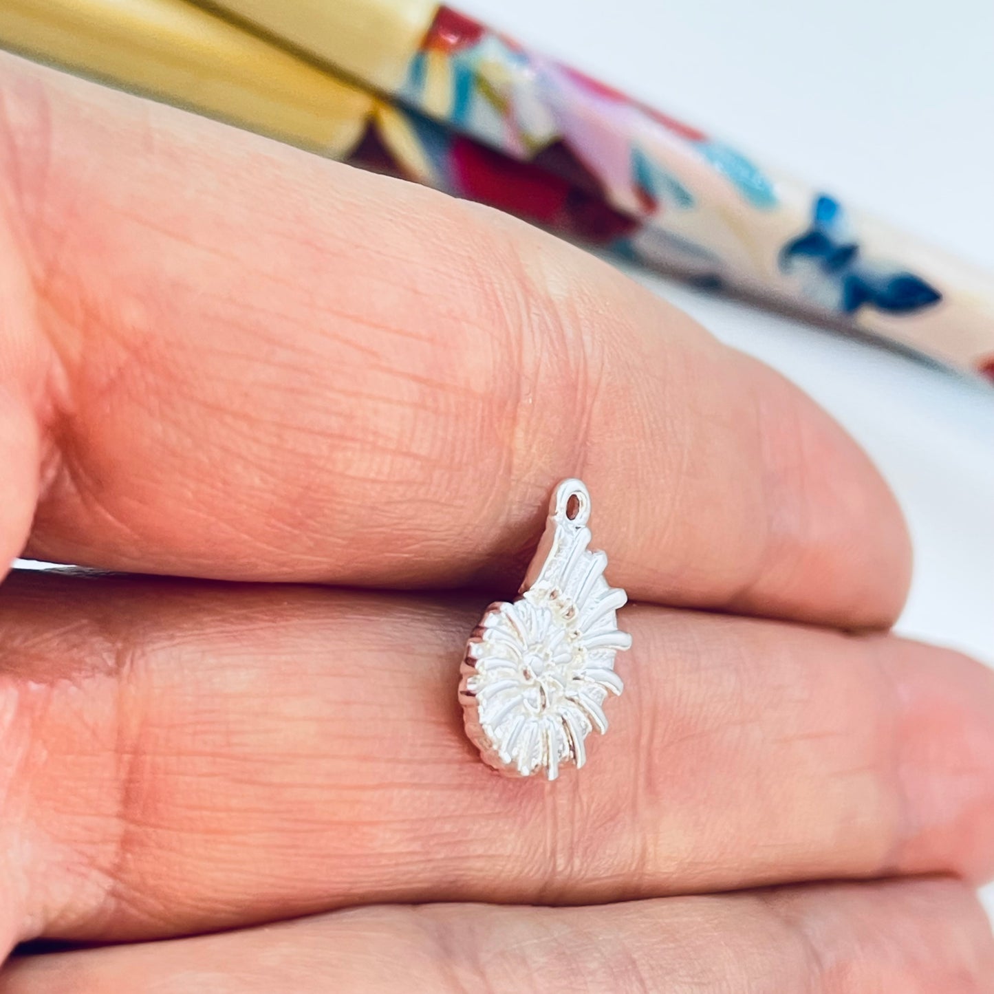 FP1235 Colgante Caracol 12 x 10 mm más argollita Espesor 1.8 mm Figura Baño Plata