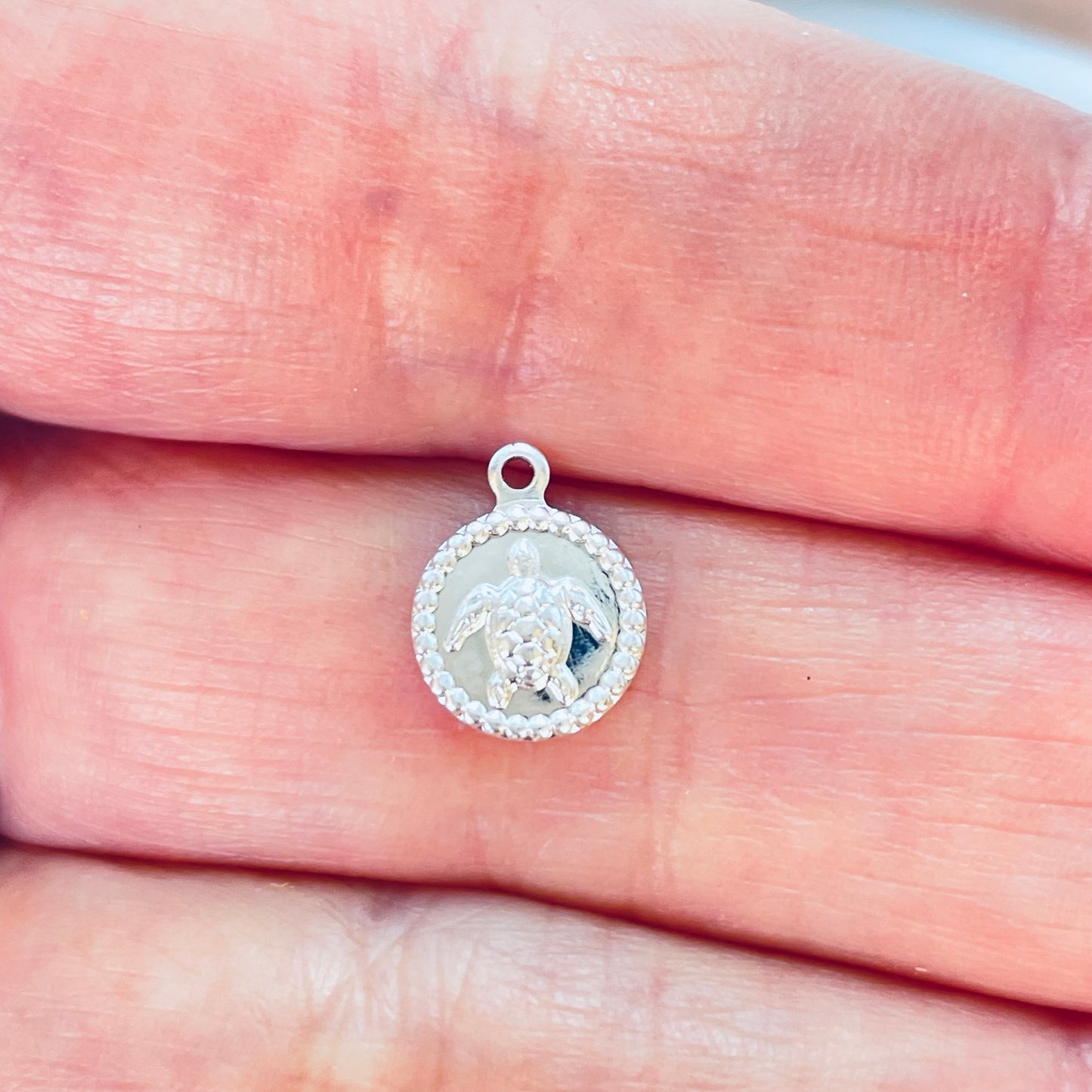 FP1196 Mini Colgante Redondo Diseños de Mar Borde Rutilado Diá. 8 mm más argollita Espesor 1 mm Figura Baño Plata