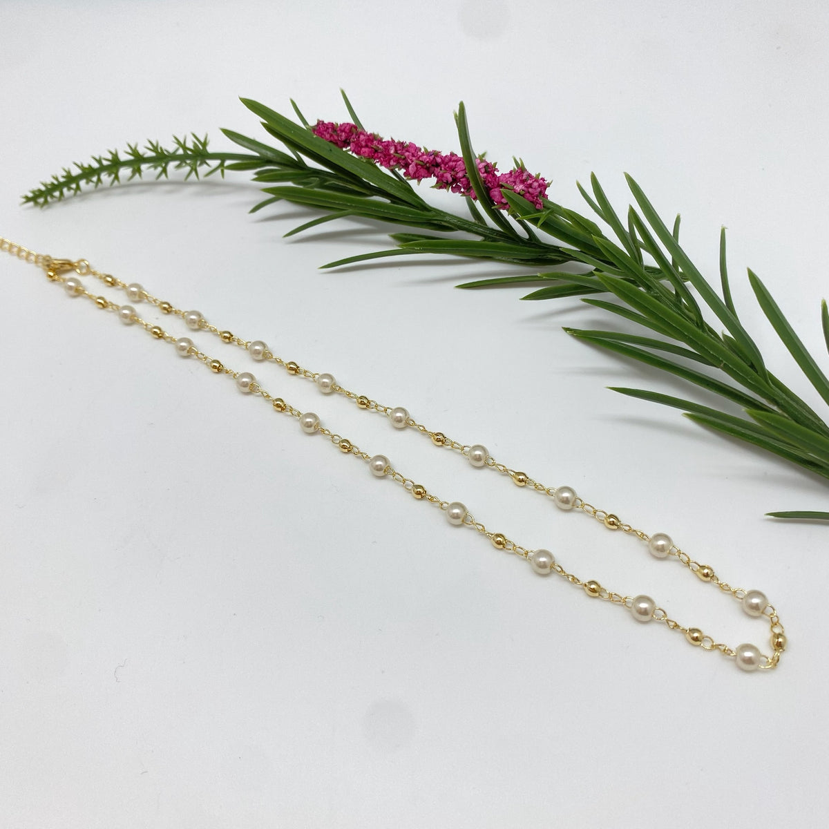 CO249 Chocker o collar de bolitas 2.8 mm y perlas 4 mm Largo 36 cm más extensor de 10 cm Collar Terminado Baño Oro