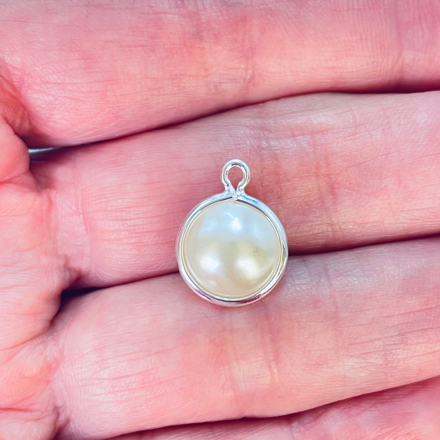 FP1182 Colgante Perla Diá. 10 mm más argollitas Espesor 6 mm Figura Baño Plata