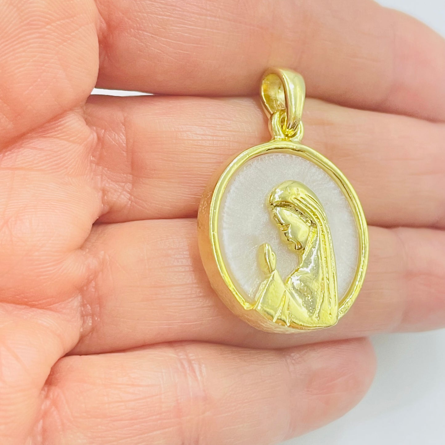 FO1051 Colgante Virgen Niña fondo Cristal diá. 23 mm más argollita más valier Figura Baño Oro