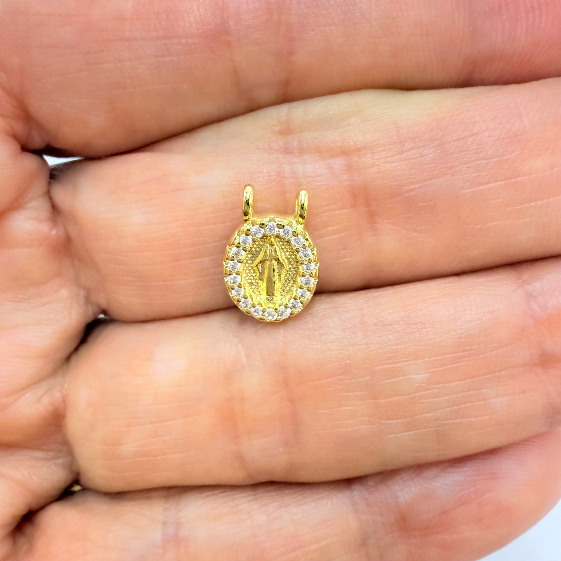Joyas por Mayor Joyas Bañadas en Oro por Mayor Insumos para Joyas FO1246 Colgante Virgen de los Milagros Borde con Circones 9 x 8 mm con 2 argollitas de 3 mm Espesor 2.5 mm Figura Baño Oro