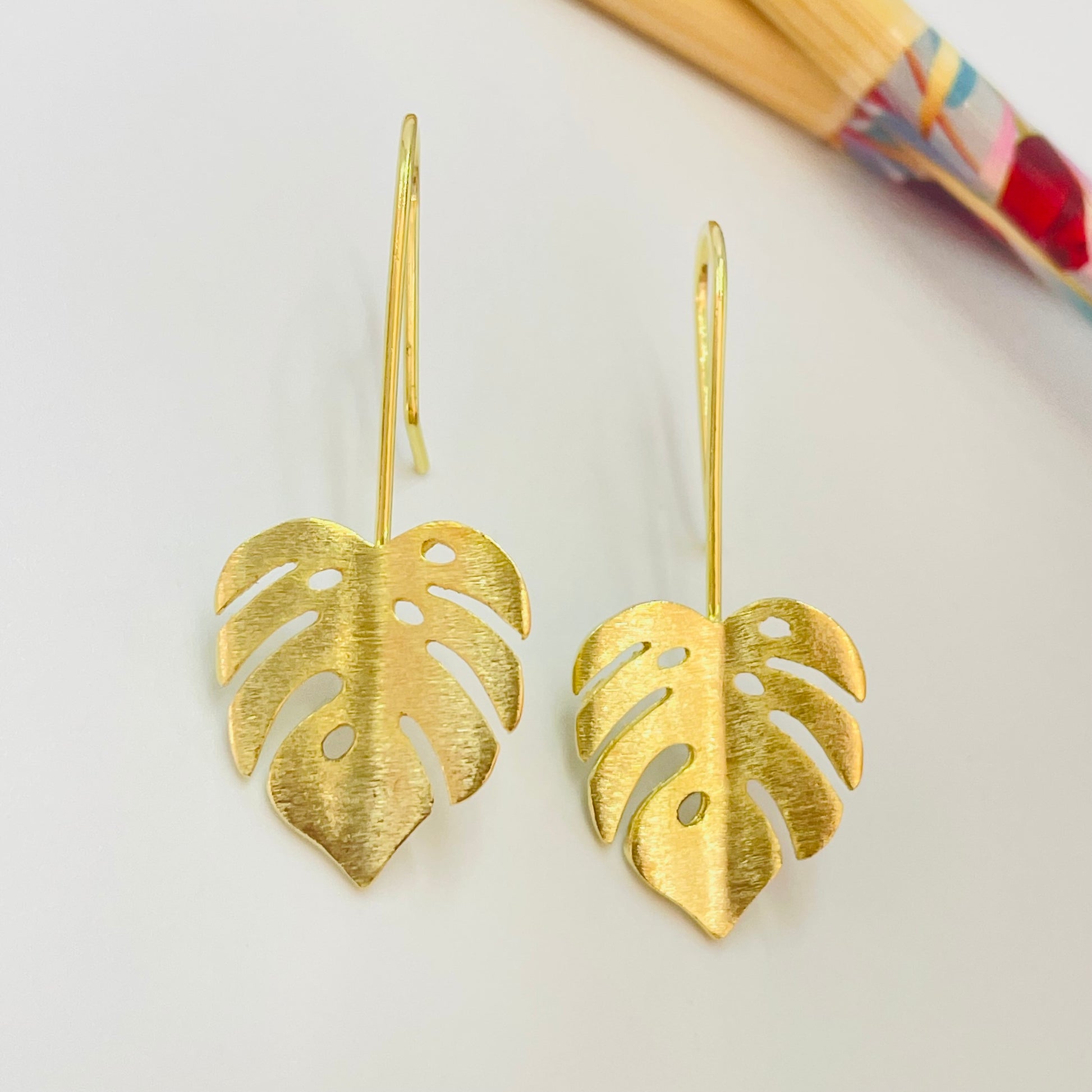 Joyas por Mayor Joyas Bañadas en Oro por Mayor Insumos para Joyas XO481 Aro Hoja Monstera 20 x 16 mm Espesor 1.2 mm con Gancho Largo Total 42 mm Aro Baño Oro