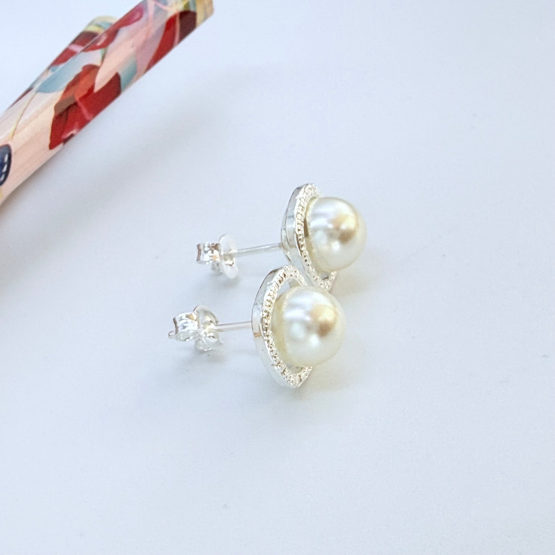 Joyas por Mayor Joyas Bañadas en Plata por Mayor Insumos para Joyas XP560 Aro Media Perla de 10 mm con Bisel Texturado 11 mm Espesor 1.8 mm Aro Baño Plata