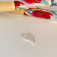FP1124 Colgante Corazón ladeado con perforación lateral liso Tres tamaños L M y S Espesor 1.2 mm Figura Baño Plata Figuras Bañadas hecho de Bronce Bañado en Plata 50 ml Joyas Bañadas en Plata