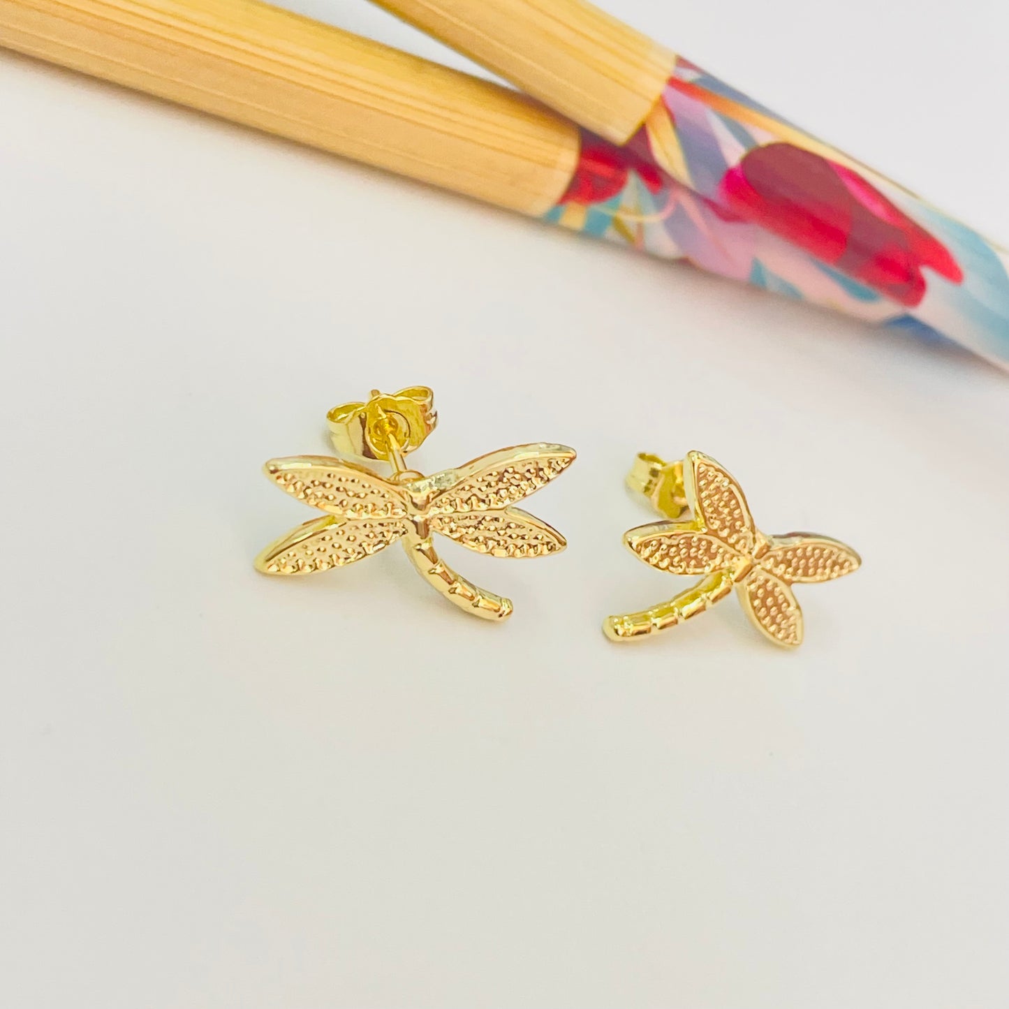 Joyas por Mayor Joyas Bañadas en Oro por Mayor Insumos para Joyas XO475 Aro Libélula alitas texturadas 12 x 17 mm Espesor 1.2 Aro Baño Oro