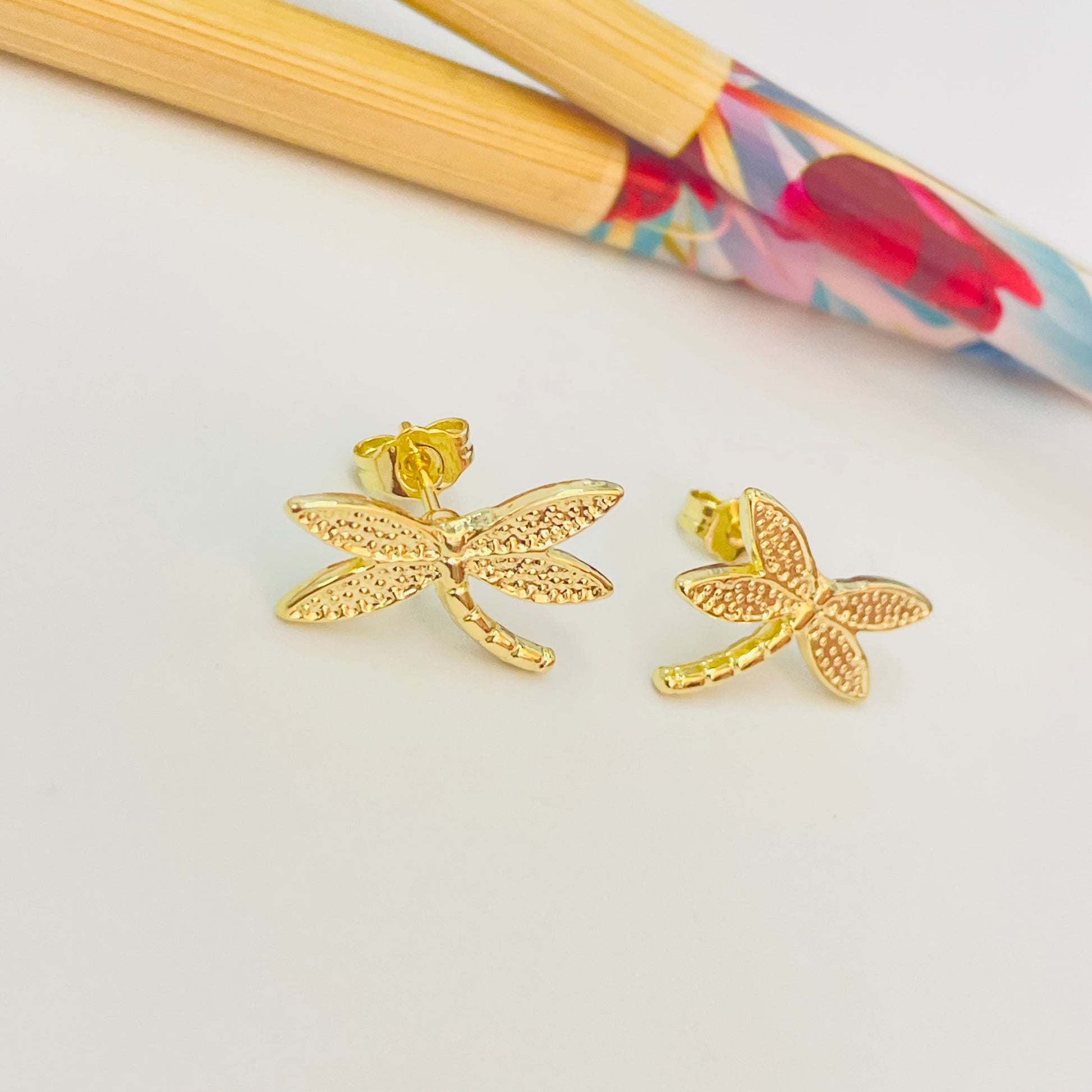 Joyas por Mayor Joyas Bañadas en Oro por Mayor Insumos para Joyas XO475 Aro Libélula alitas texturadas 12 x 17 mm Espesor 1.2 Aro Baño Oro