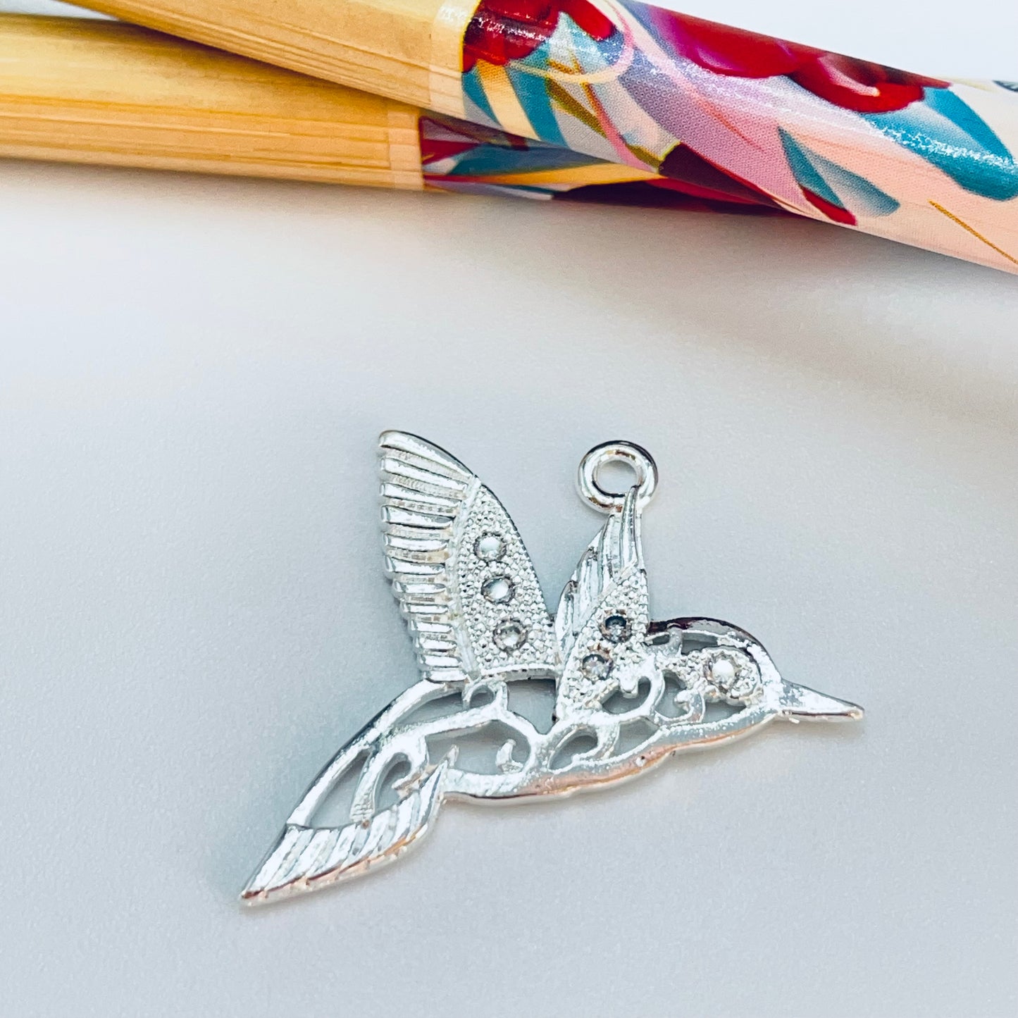 FP1218 Colgante Colibrí Calado Circones 25 x 25 mm Espesor 1.1 mm Figura Baño Plata