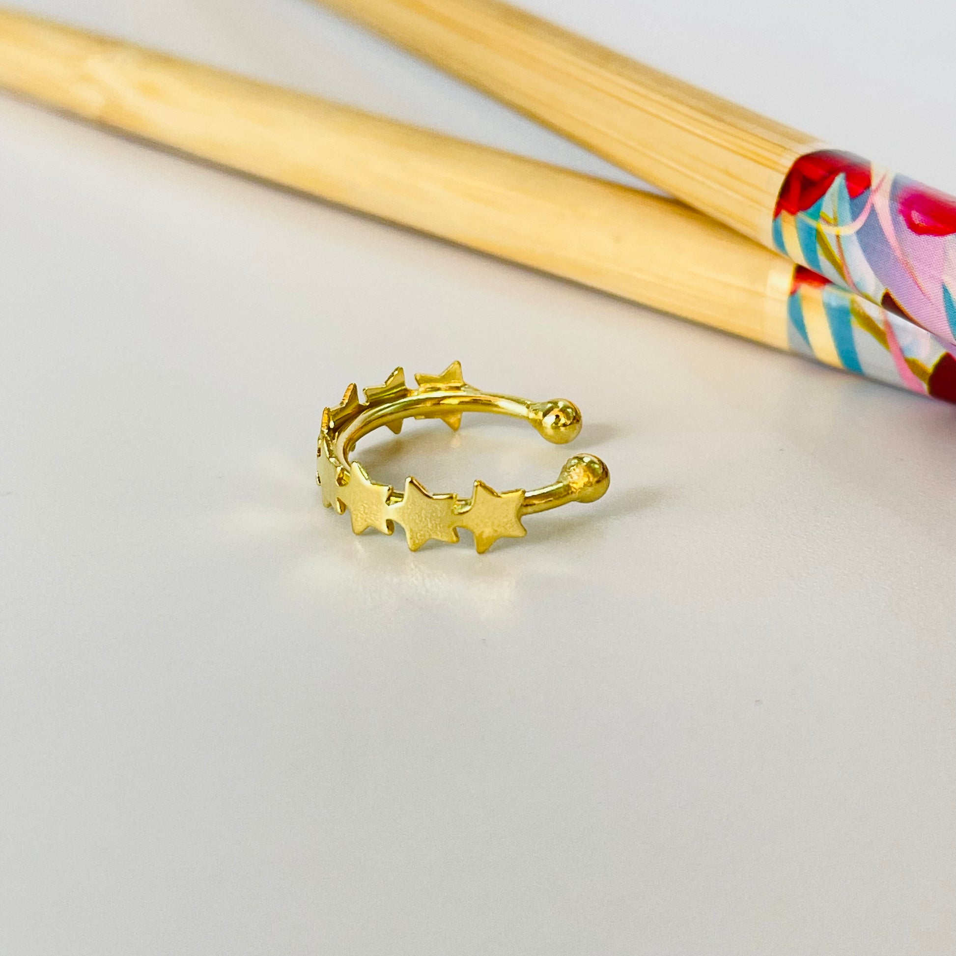 XO411 Cuff Estrellas Diá. 15 mm Ancho estrellitas 4 mm Aro Baño Oro Aros Bañados hecho de Bronce Bañado en Oro 18K Joyas Bañadas en Oro