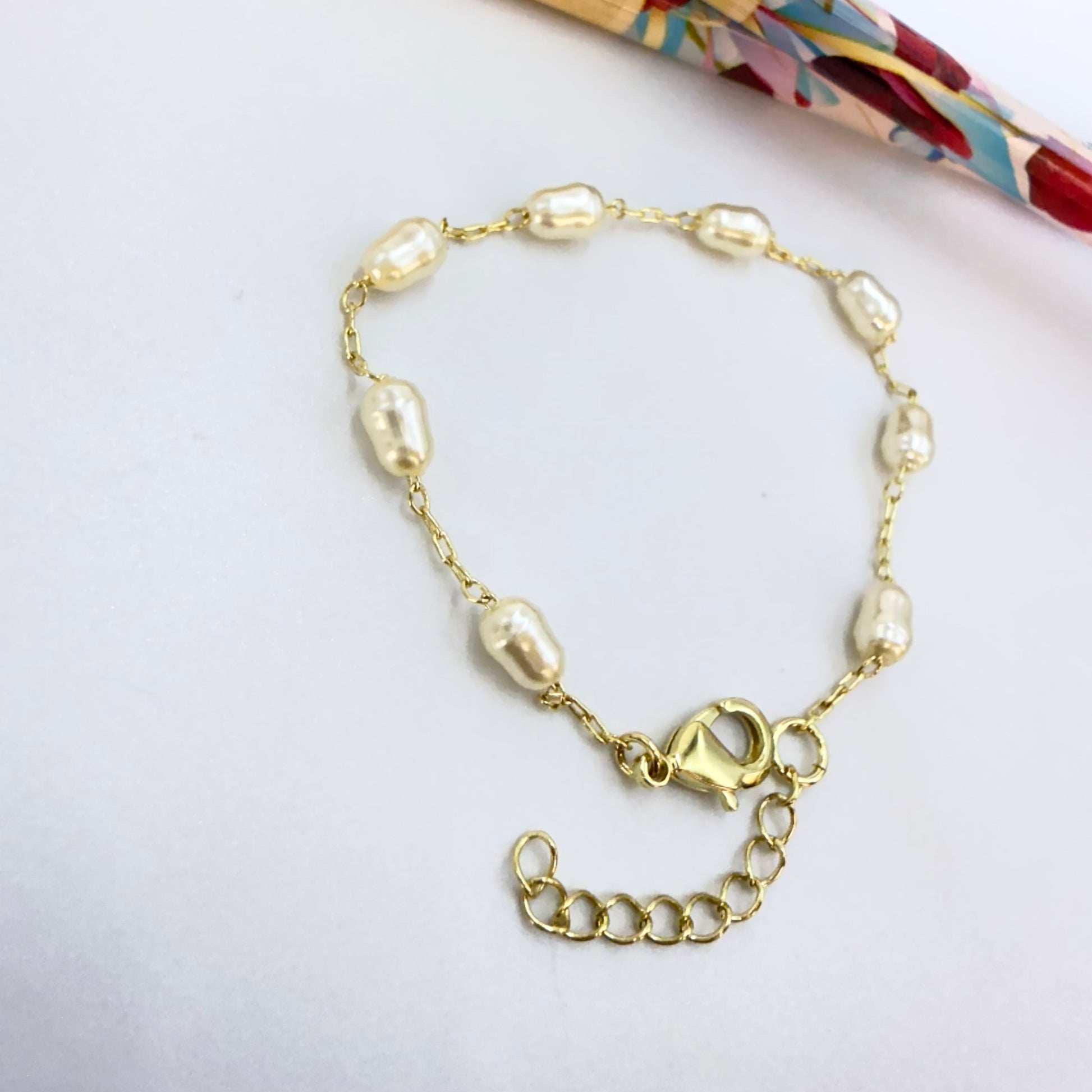 Joyas por Mayor Joyas Bañadas en Oro por Mayor Insumos para Joyas PO35 Pulsera con Perlas tipo Río de 7x5 mm Largo 15 cm más extensor de 4.5 cm Pulsera Baño Oro