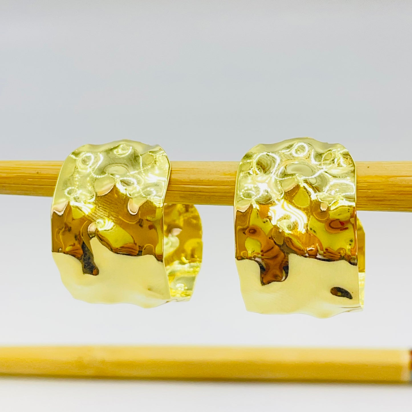 XO553 Argolla Martelada diá. 25 mm Ancho 15 mm Espesor 1 mm Aro Baño Oro