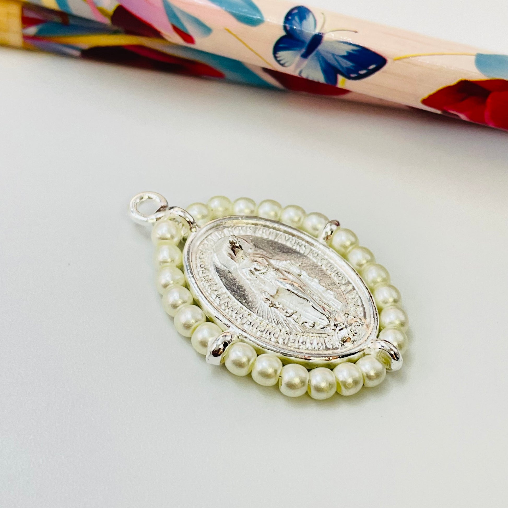 Joyas por Mayor Joyas Bañadas en Plata por Mayor Insumos para Joyas FP1144 Colgante Medalla Virgen de los Milagros con Borde de Perlas 29 x 22 mm más argollita Espesor 2.8 mm Figura Baño Plata