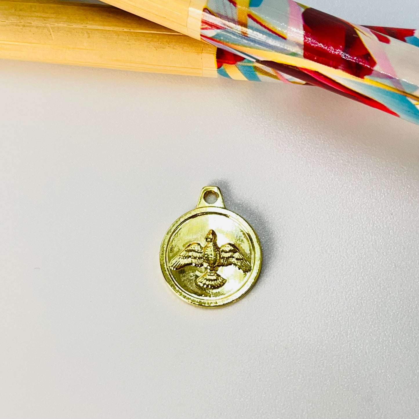Joyas por Mayor Joyas Bañadas en Oro por Mayor Insumos para Joyas FO1188 Colgante Medalla Redonda Espíritu Santo Diá. 12 mm más argollita Espesor 1 mm Figura Baño Oro