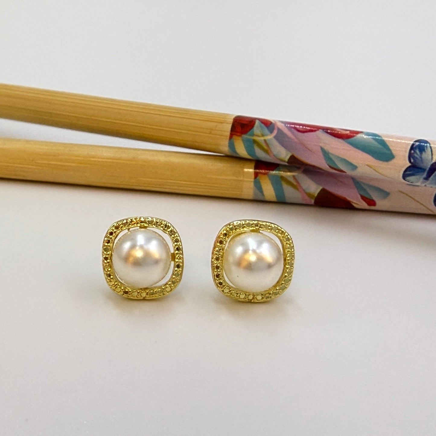 Joyas por Mayor Joyas Bañadas en Oro por Mayor Insumos para Joyas XO560 Aro Media Perla de 10 mm con Bisel Texturado 11 mm Espesor 1.8 mm Aro Baño Oro