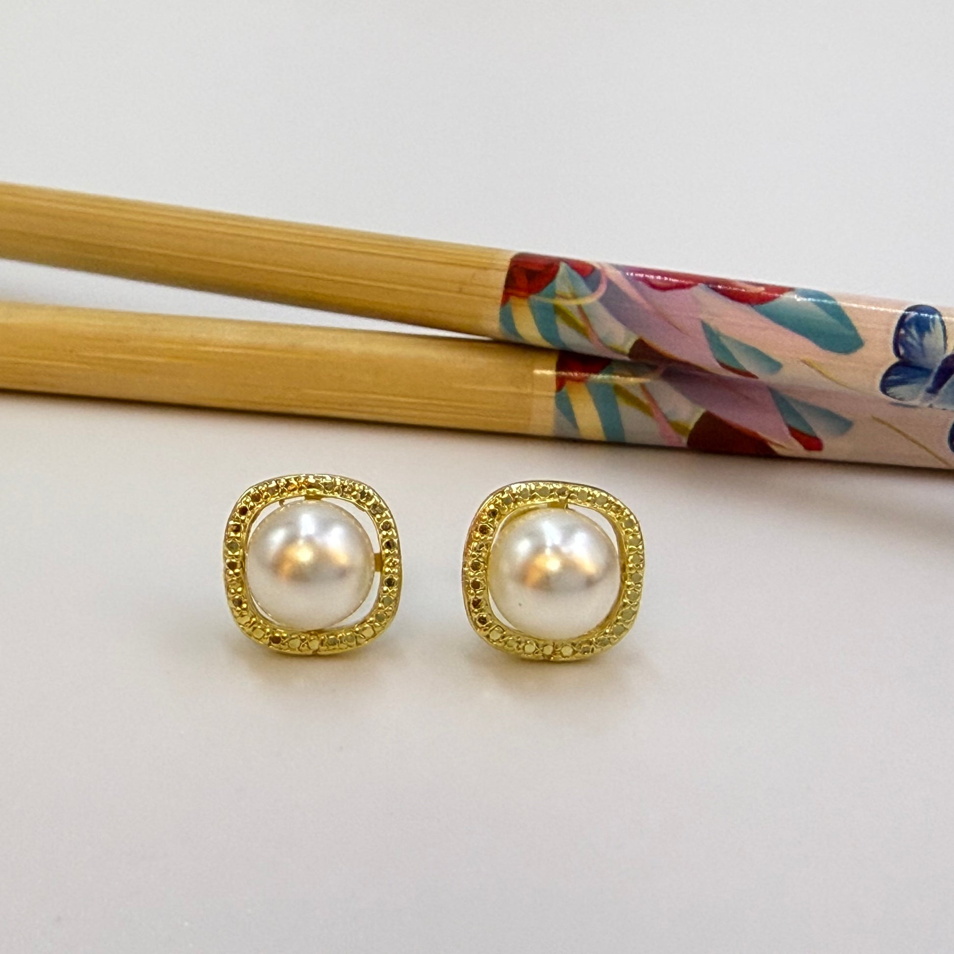 Joyas por Mayor Joyas Bañadas en Oro por Mayor Insumos para Joyas XO560 Aro Media Perla de 10 mm con Bisel Texturado 11 mm Espesor 1.8 mm Aro Baño Oro