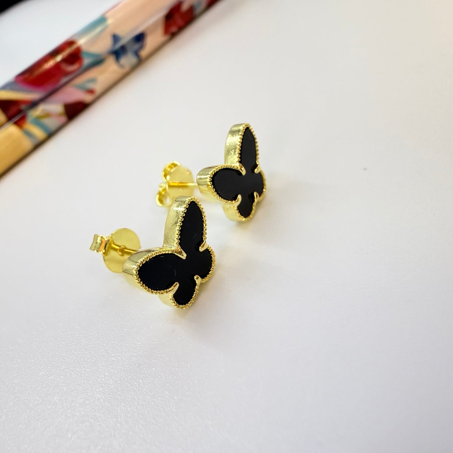 Joyas por Mayor Joyas Bañadas en Oro por Mayor Insumos para Joyas XO565 Aro Mariposa Borde Rutilado Acrílico Negro 11 x 9 mm Espesor 2 mm Aro Baño Oro