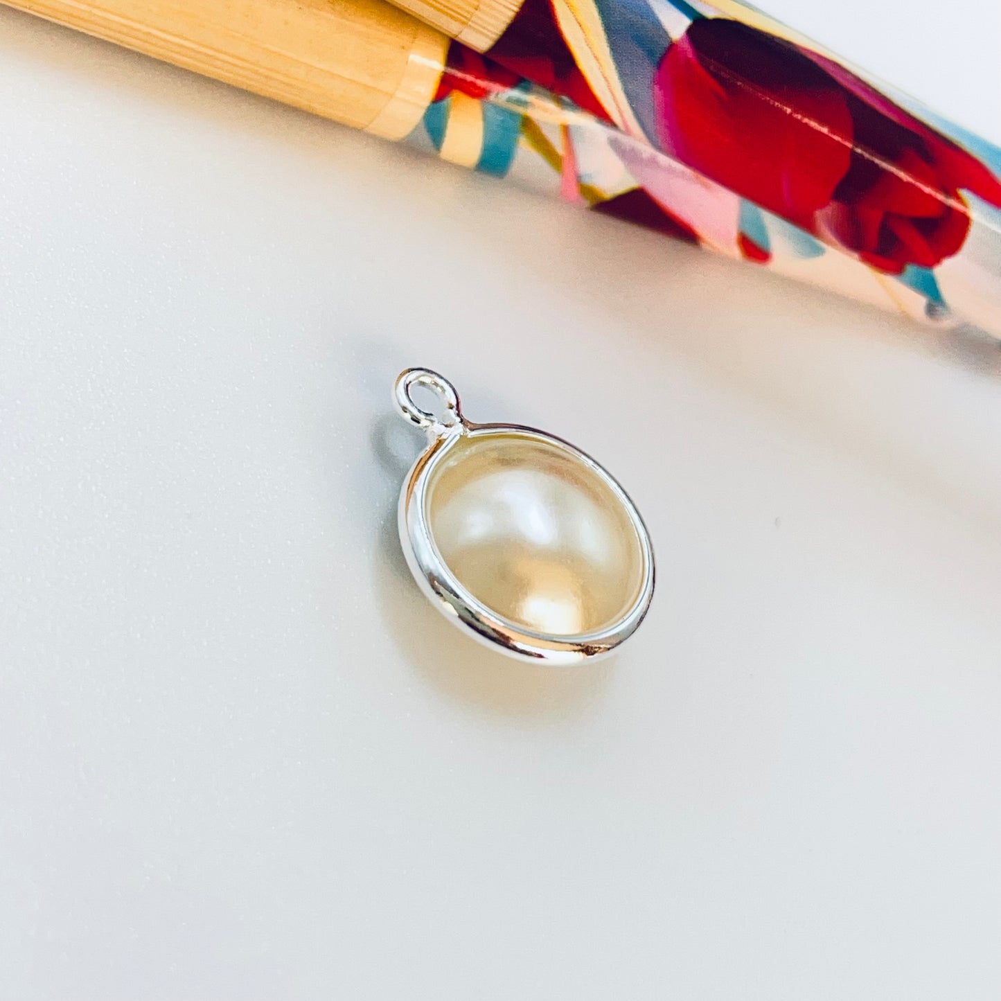 FP1182 Colgante Perla Diá. 10 mm más argollitas Espesor 6 mm Figura Baño Plata