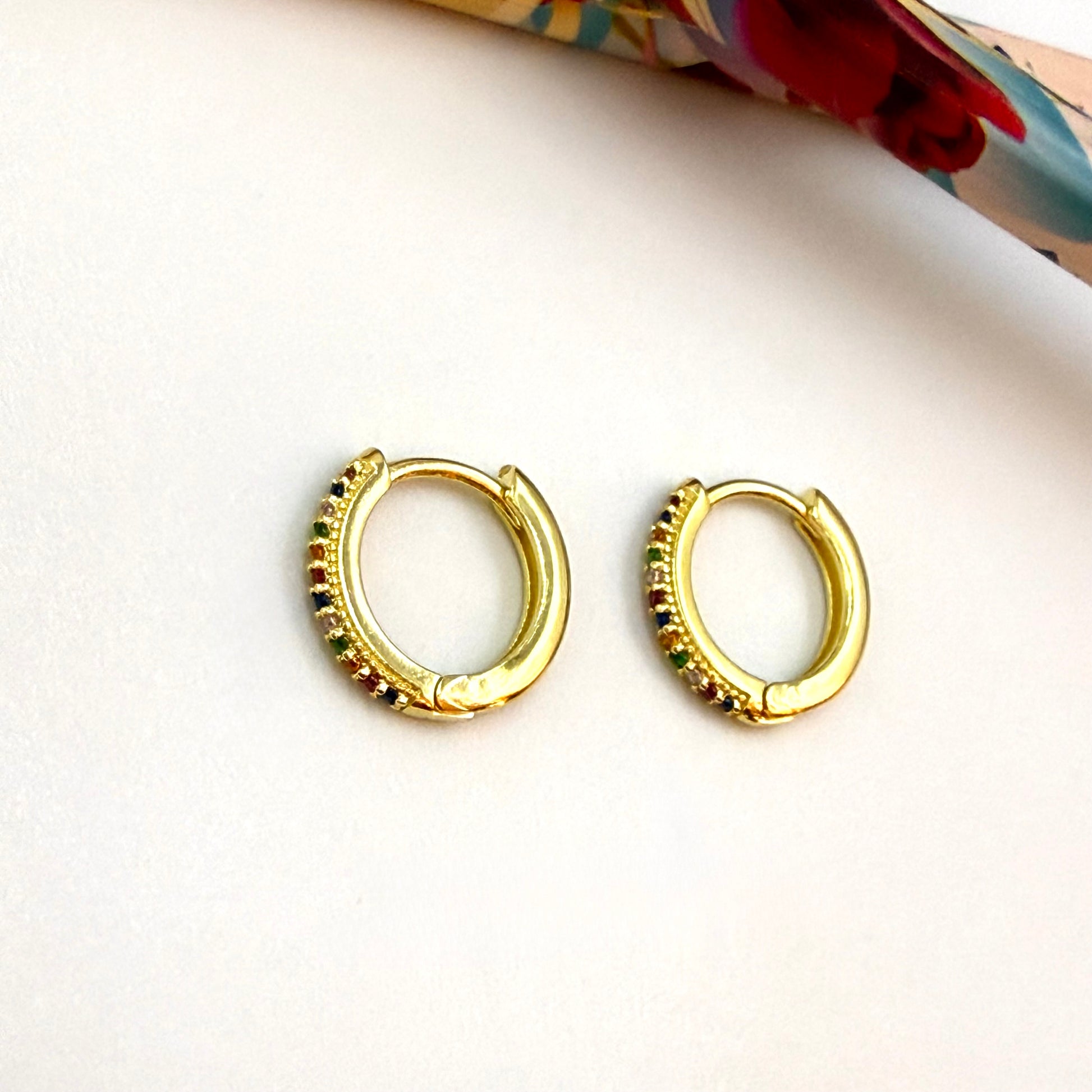 Joyas por Mayor Joyas Bañadas en Oro por Mayor Insumos para Joyas XO558 Aro Argolla Presión circones de colores diá. 14 mm Ancho y Espesor 2 mm Aro Baño Oro