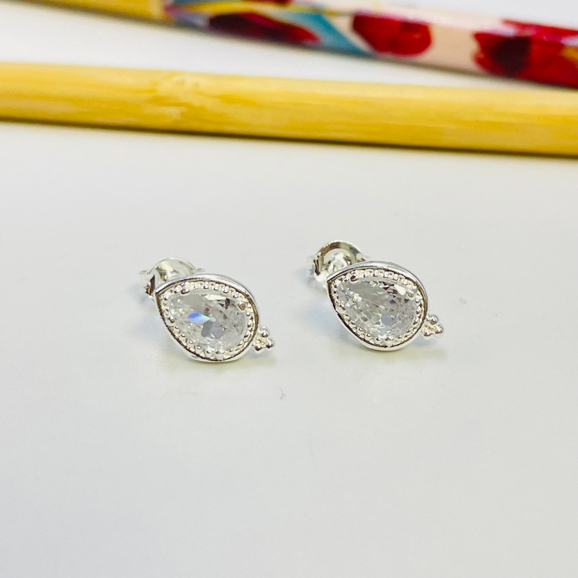 Joyas por Mayor Joyas Bañadas en Plata por Mayor Insumos para Joyas XP509 Aro Punto de Luz Gota Cristal 3 Bolitas 8 x 4 mm Aro Baño Plata