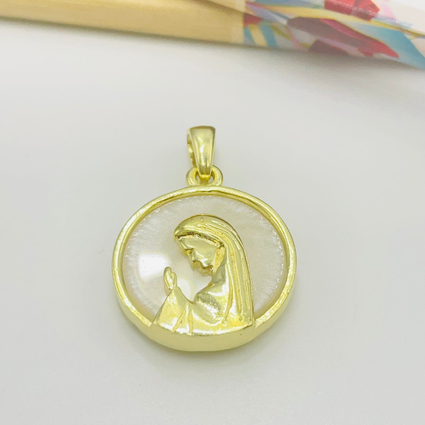 FO1051 Colgante Virgen Niña fondo Cristal diá. 23 mm más argollita más valier Figura Baño Oro