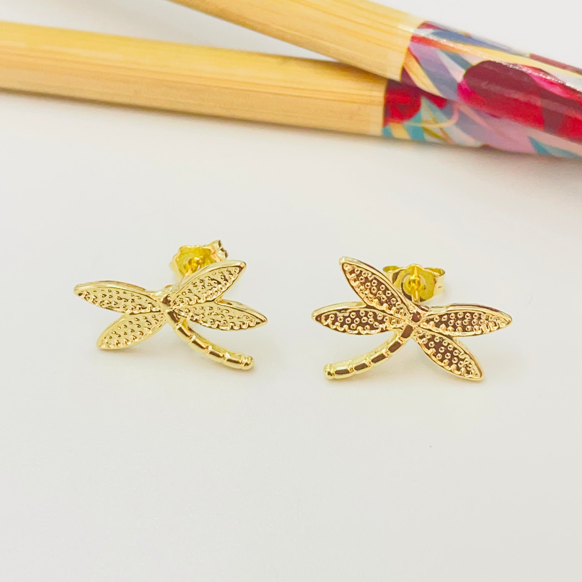 Joyas por Mayor Joyas Bañadas en Oro por Mayor Insumos para Joyas XO475 Aro Libélula alitas texturadas 12 x 17 mm Espesor 1.2 Aro Baño Oro