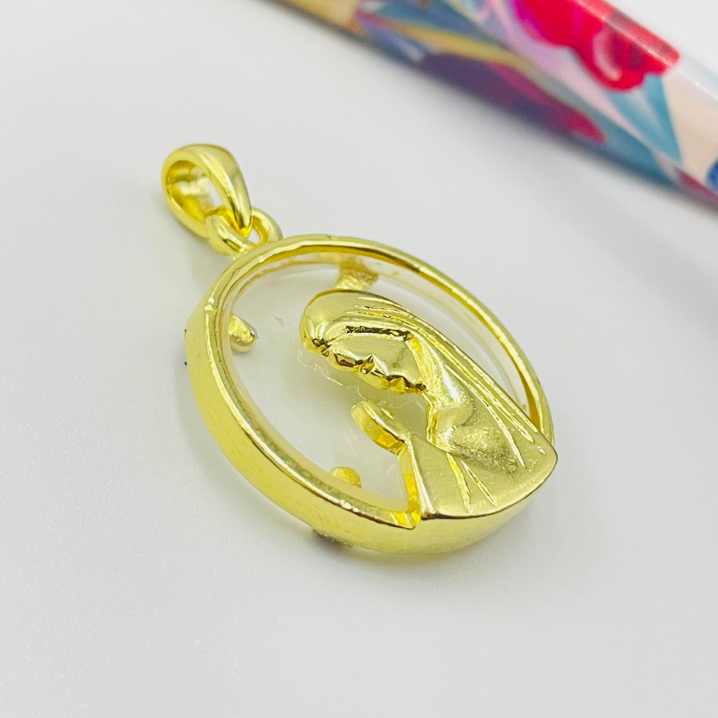FO1051 Colgante Virgen Niña fondo Cristal diá. 23 mm más argollita más valier Figura Baño Oro