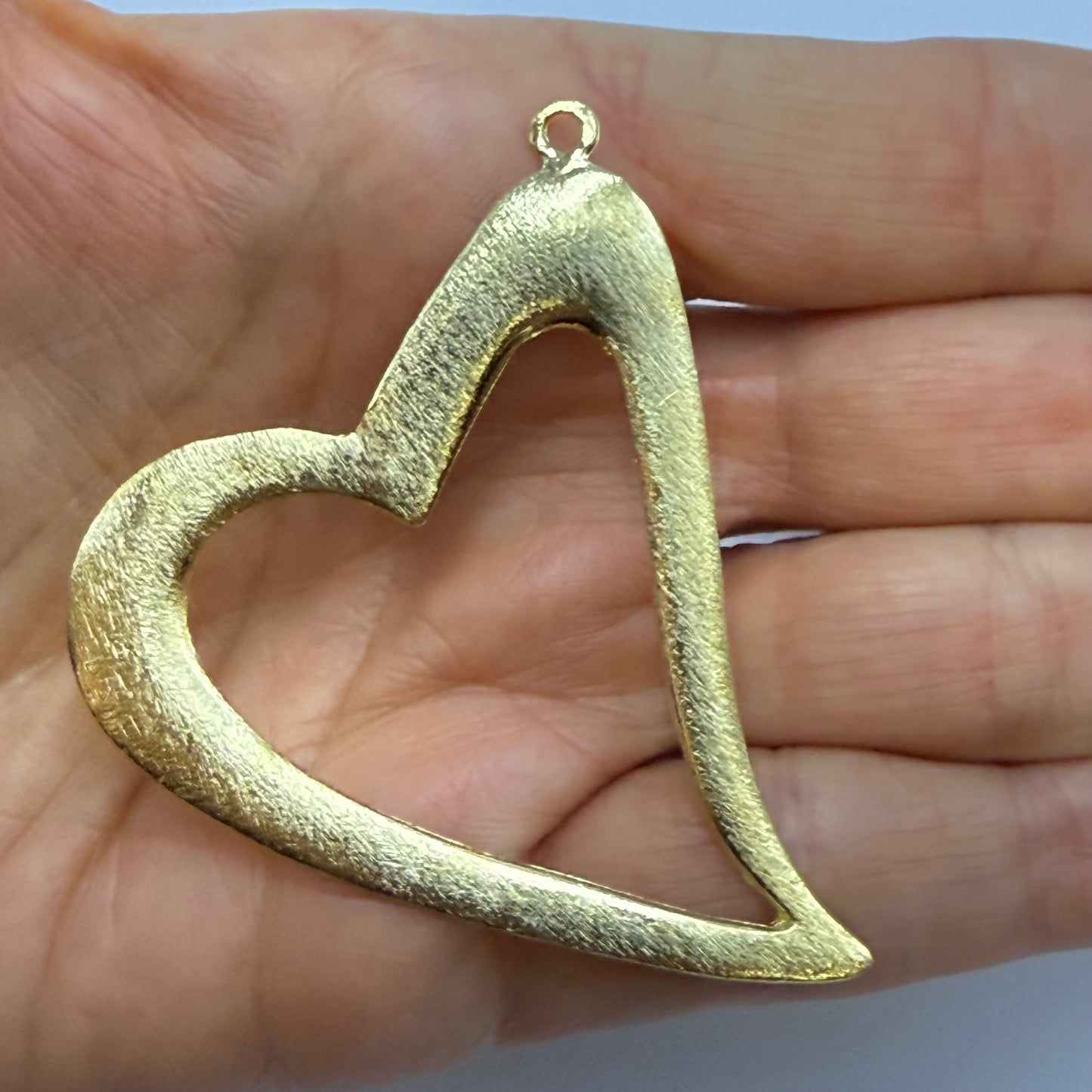 FO1076 Colgante Corazón Calado XL Lijado 55 x 50 mm más argollita Espesor 1.5 mm Figura Baño Oro Figuras Bañadas hecho de Bronce Bañado en Oro 18K Joyas Bañadas en Oro