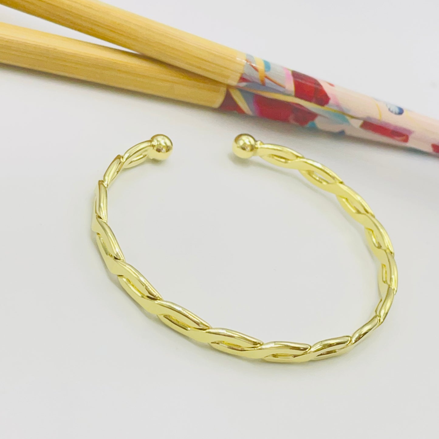 Joyas por Mayor Joyas Bañadas en Oro por Mayor Insumos para Joyas EO29 Esclava Trenzada con Terminal Bolita de 5 mm 58 x 50 mm Ancho 4 mm Espesor 2 mm Esclava Baño Oro